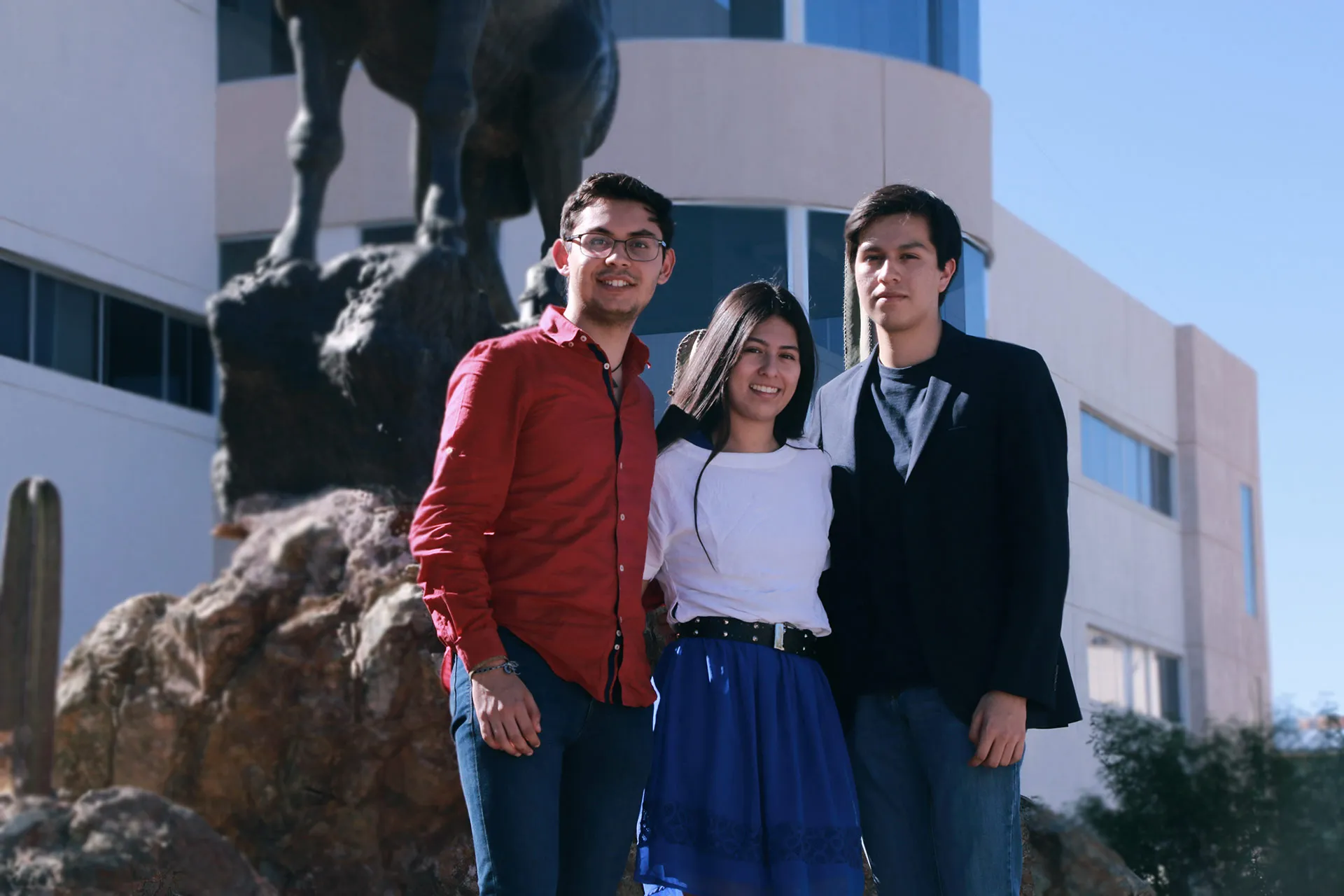 Estudiantes de PrepaTec posando frente a escultura de borrego