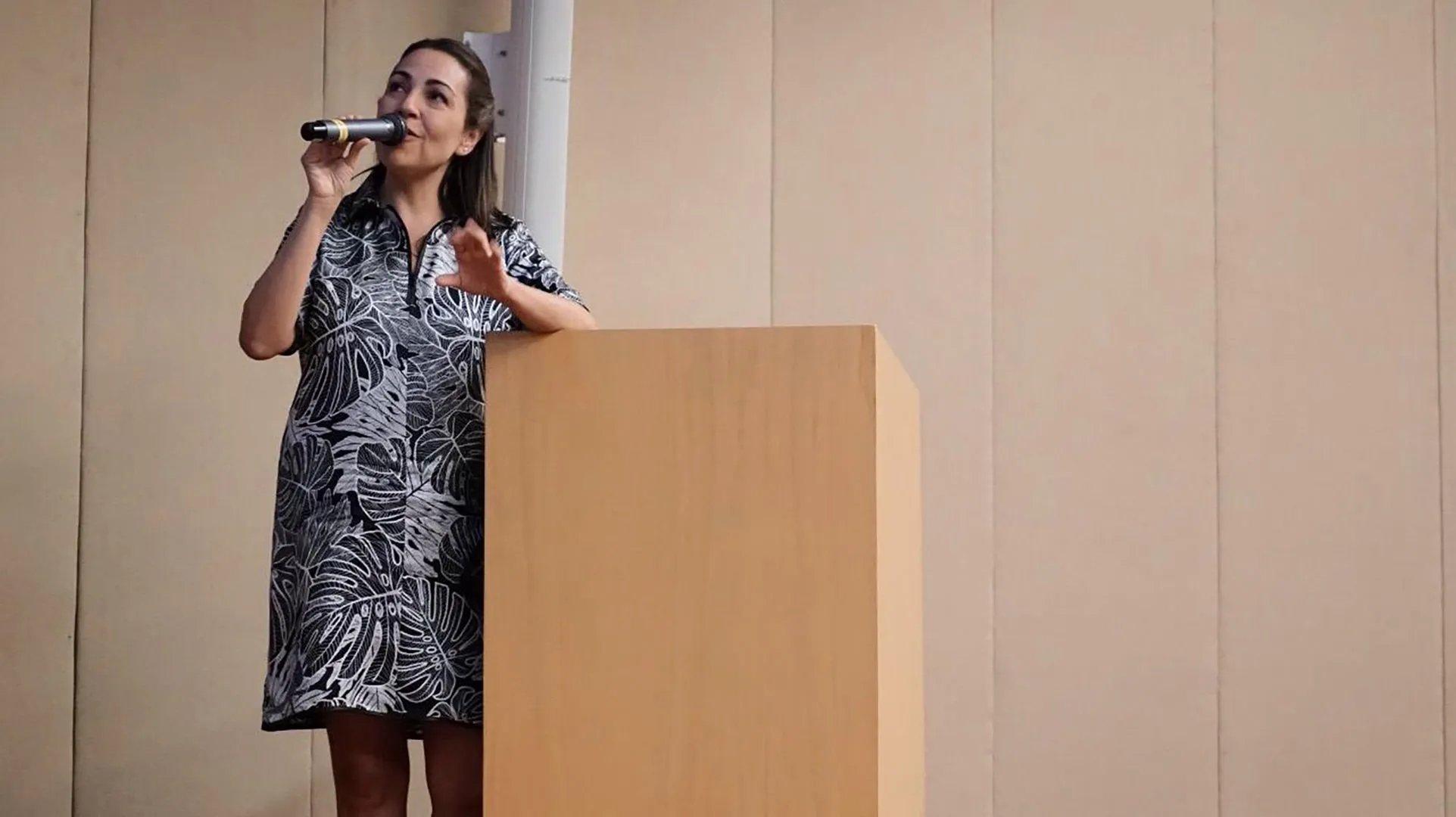 Pineda Covalín dando su conferencia