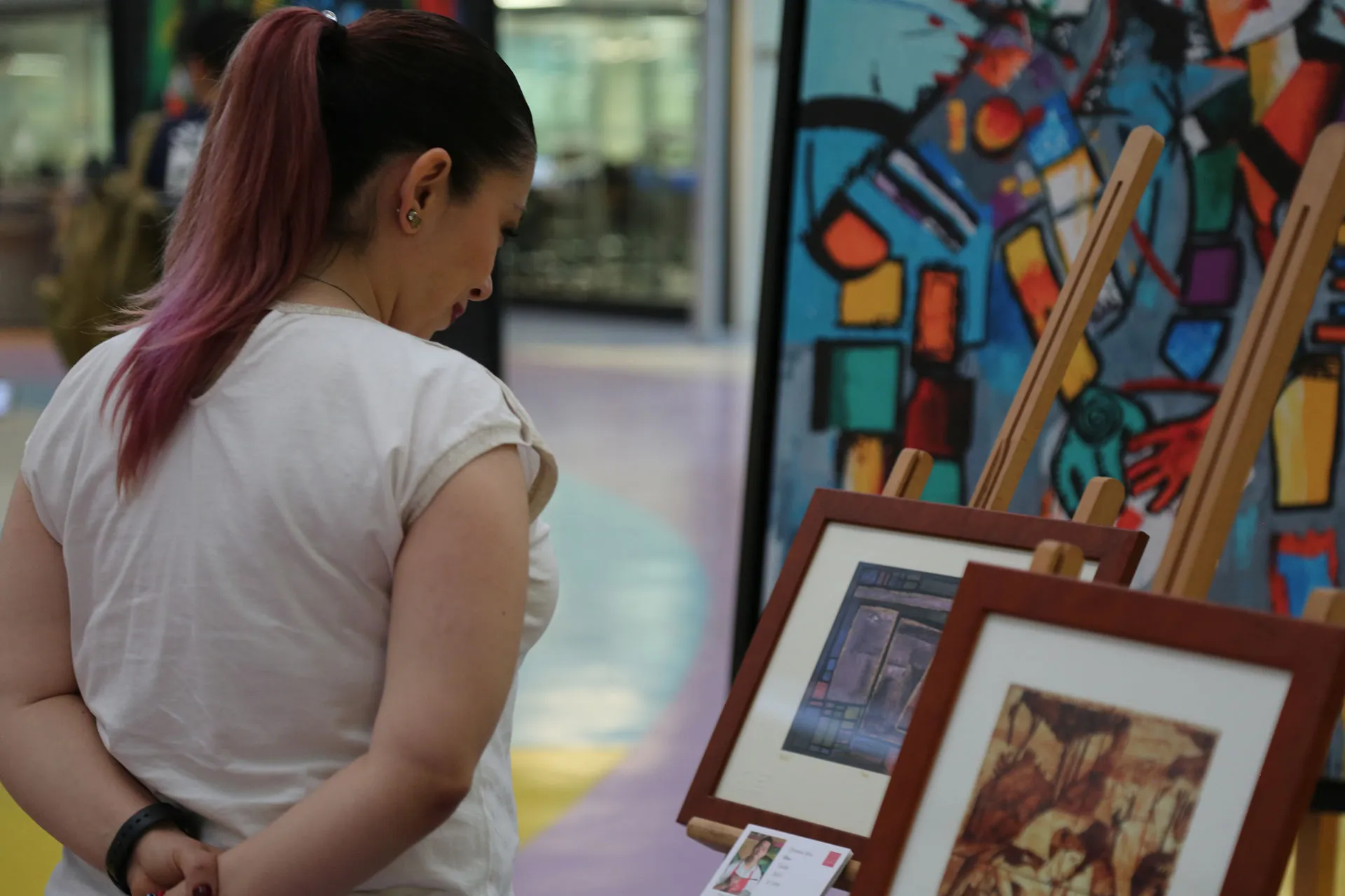 Observando los cuadros de la exposición