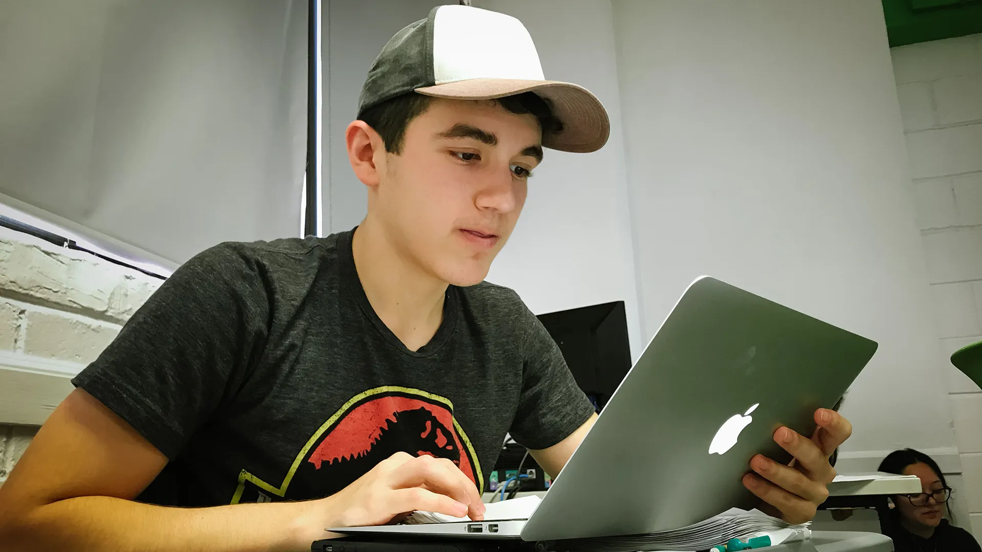 Alumno multicultural usando el programa