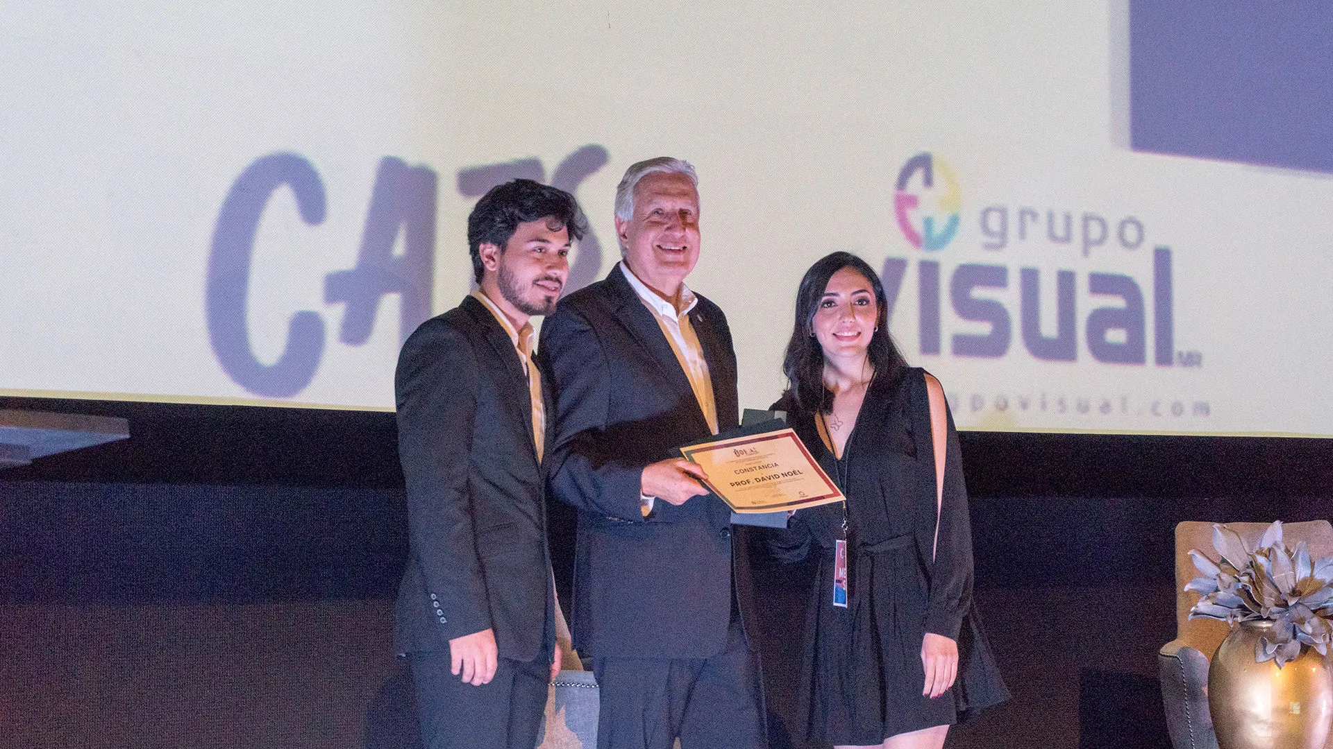 Personas llegando a la meta en la carrera