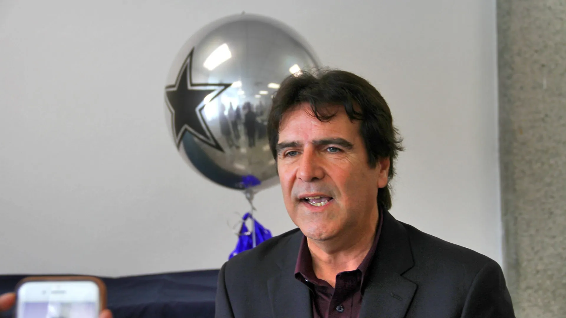 De las finanzas a la voz de los Vaqueros de Dallas