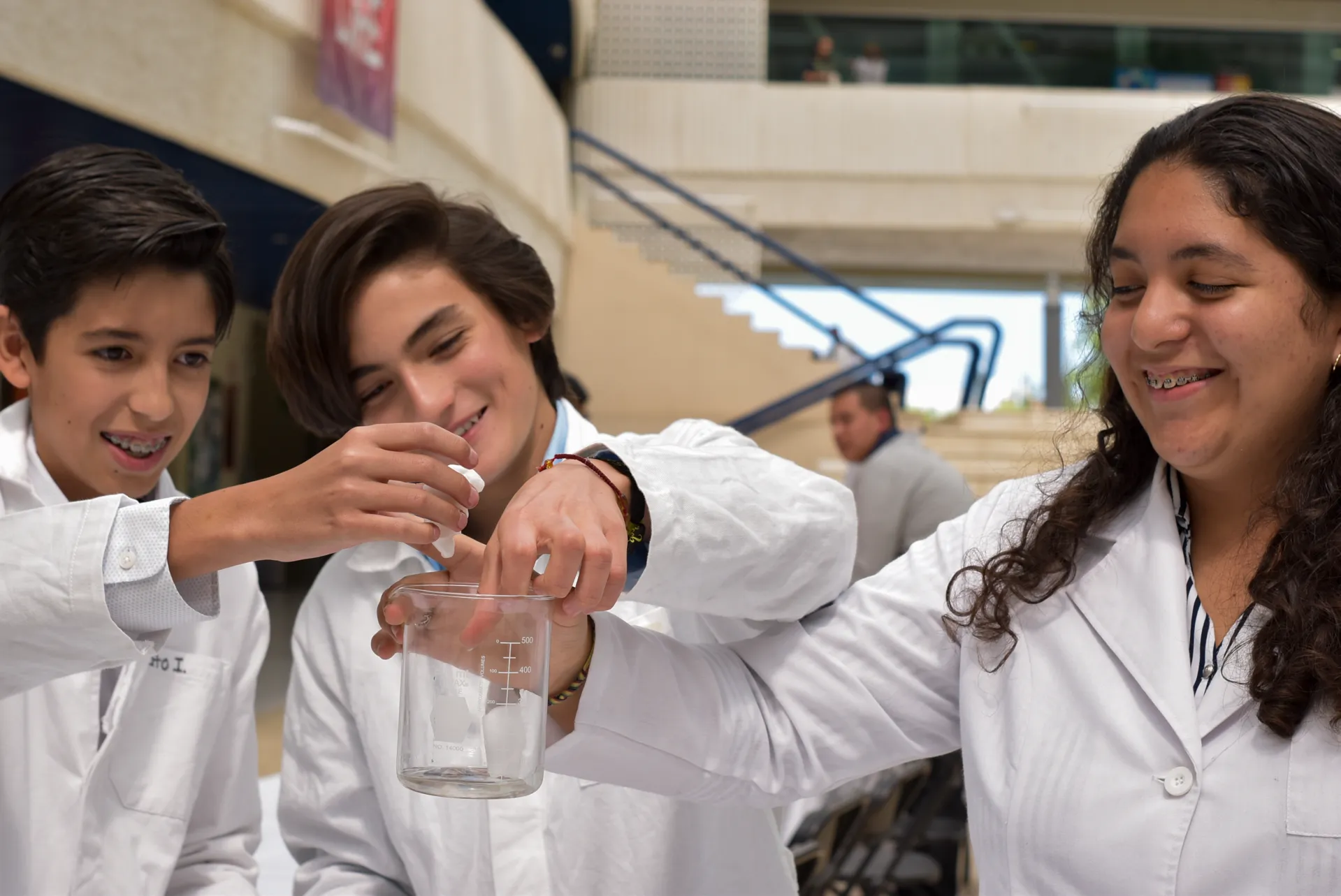 Alumnos mexicanos de secundaria con prótesis a base de unicel