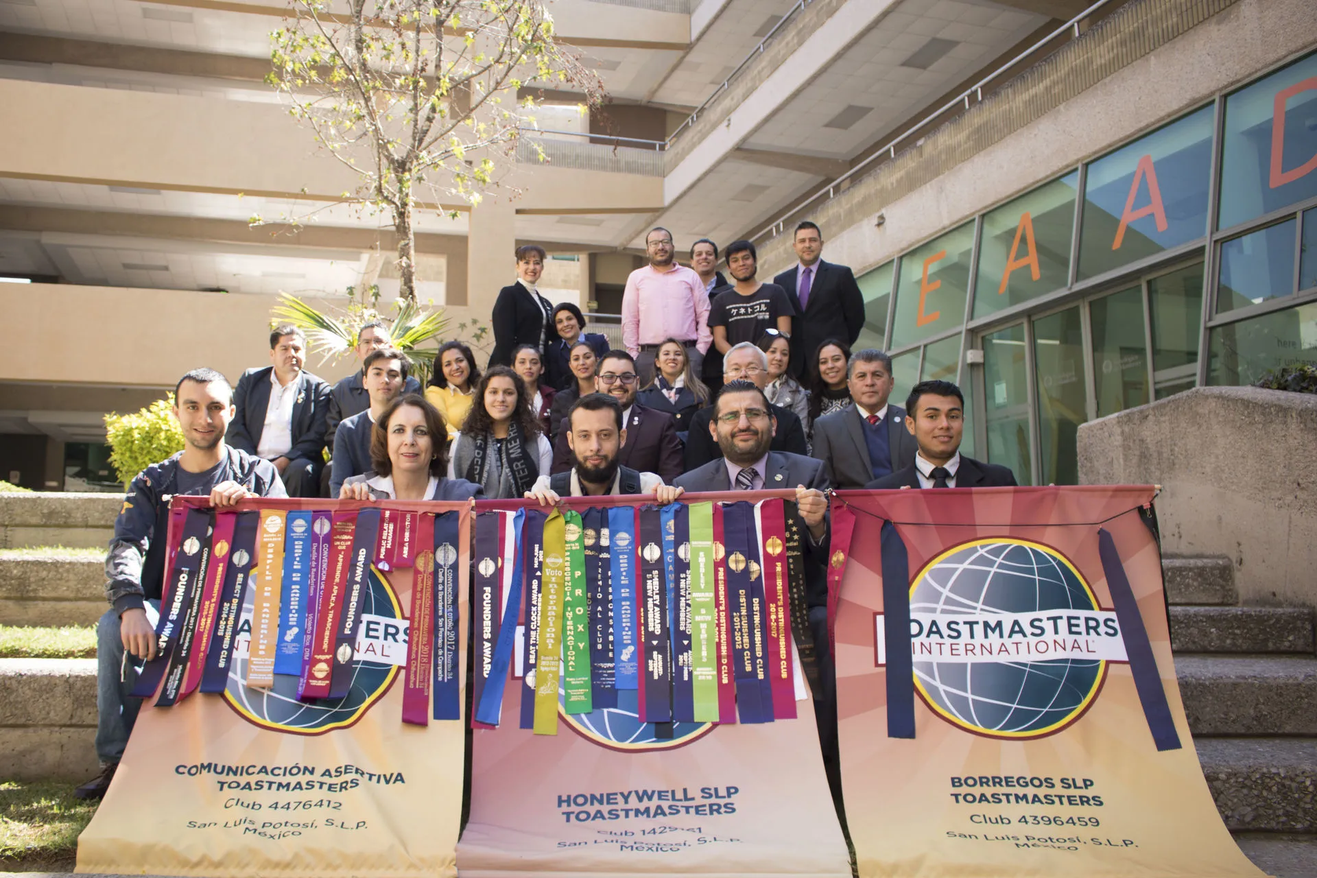 Mesas directivas de los clubs con sus banderines