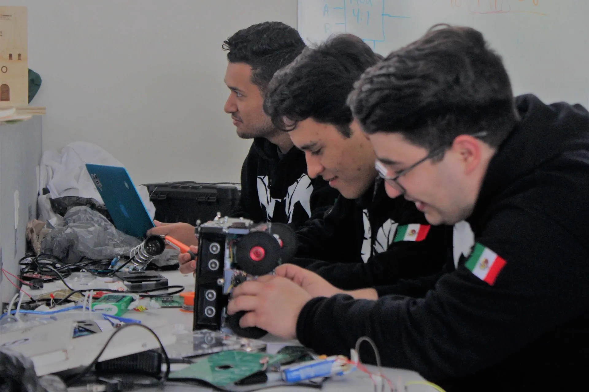 Los RoBorregos que van Australia te enseñan cómo hacer un robot