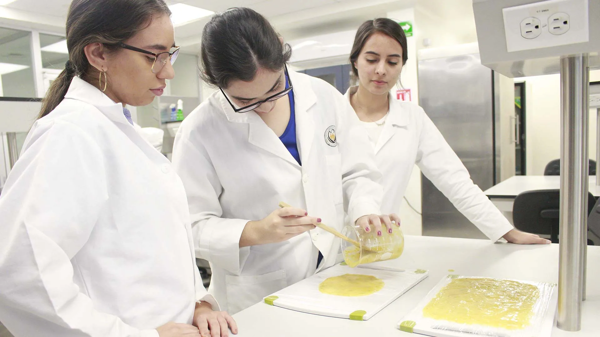 Estudiantes con bioplástico de mango