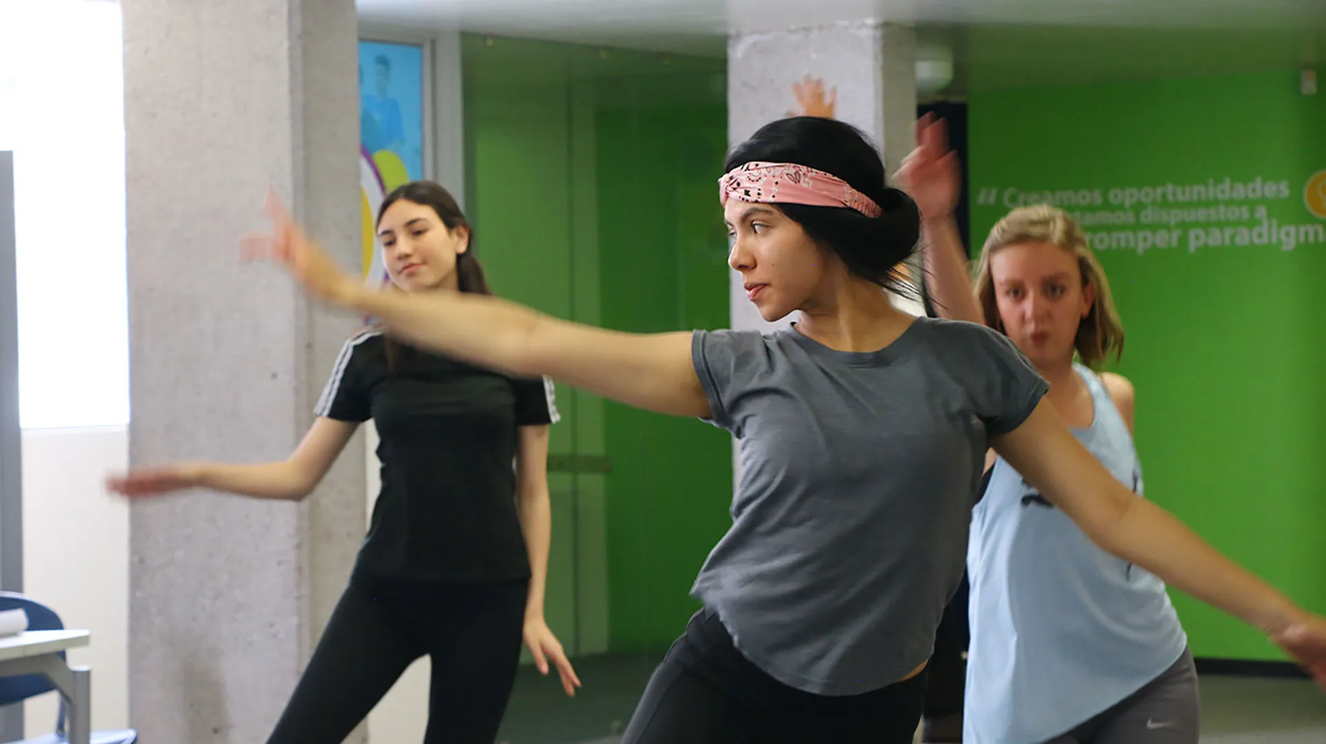 Bailarines zacatecanos participan en inauguración del Estadio Borregos
