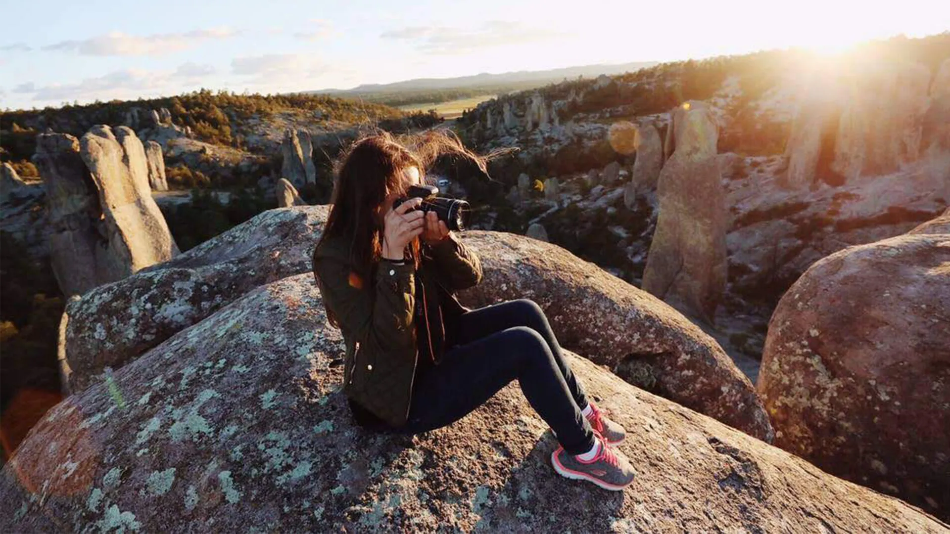 Retrato de Ángela usando su cámara