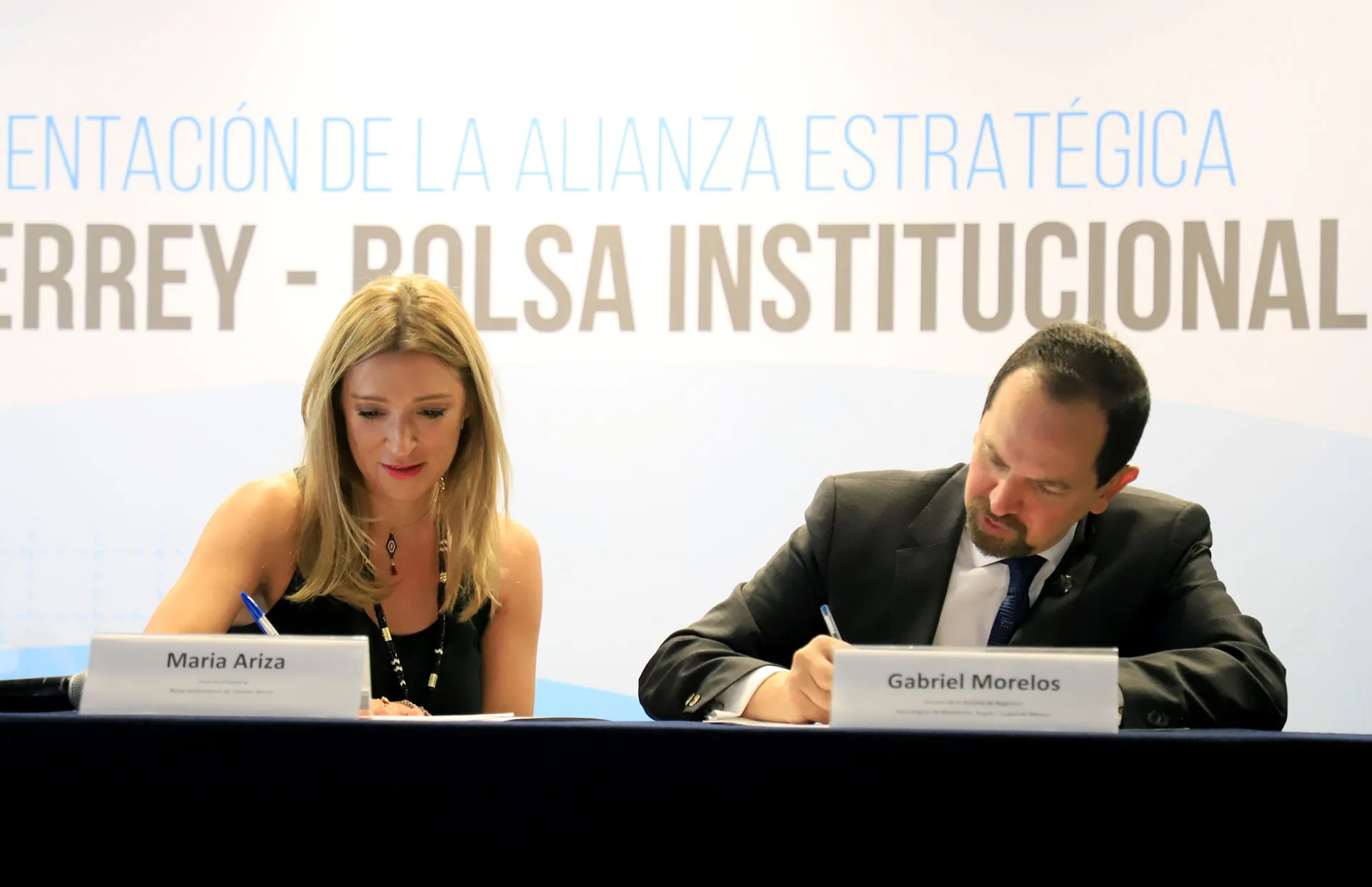 Gabriel Morelos y María Ariza firman convenio