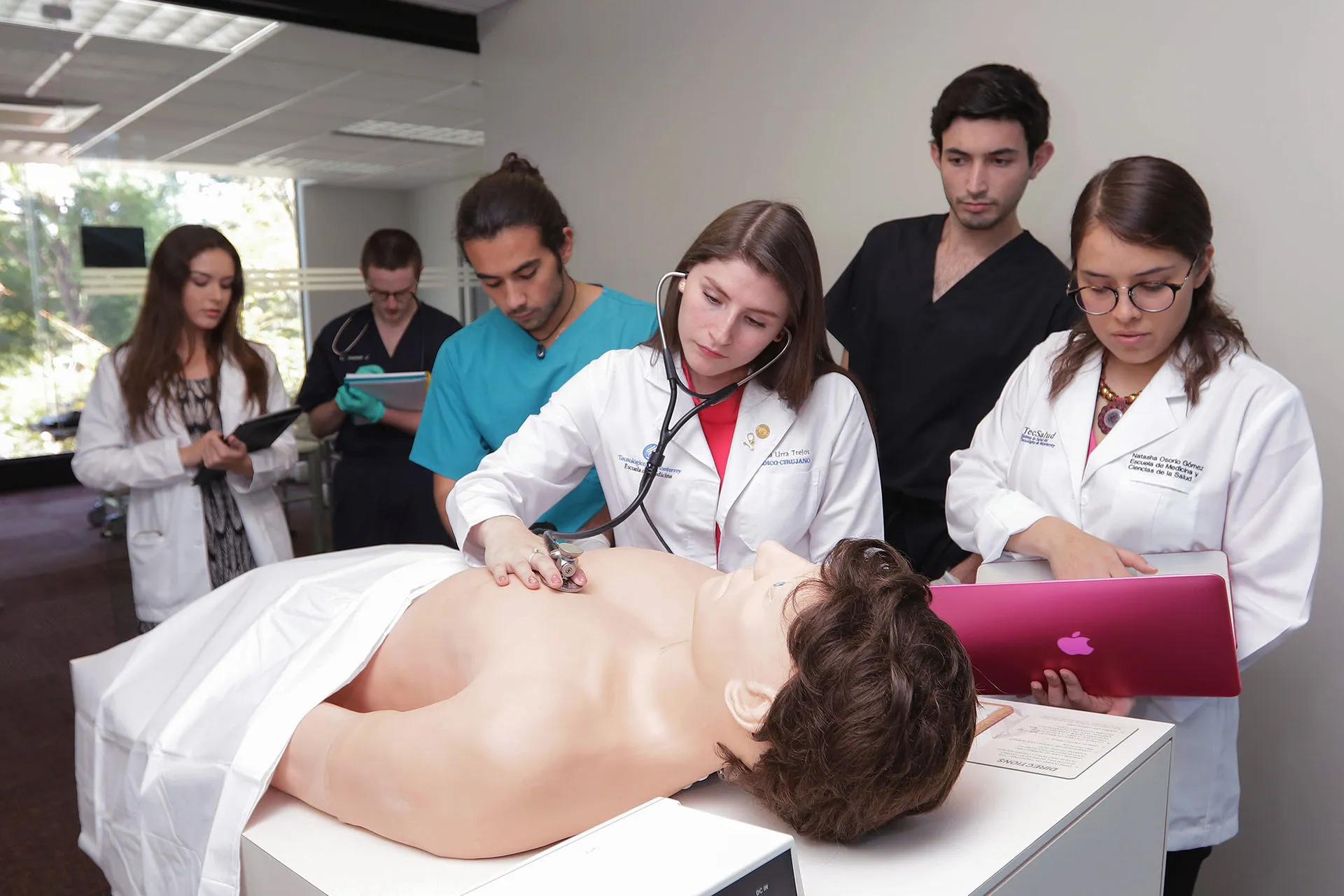 Estudiantes practicando