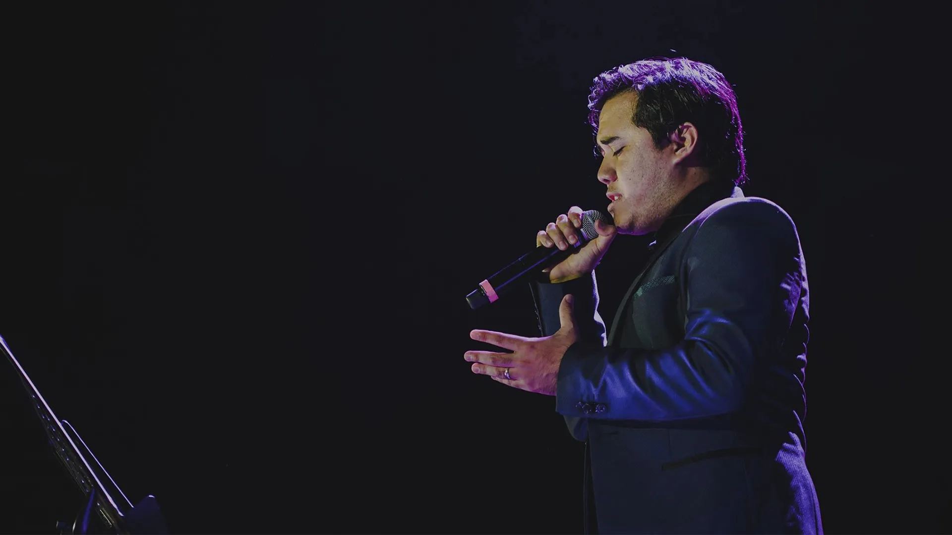 Luis Adrián cantando