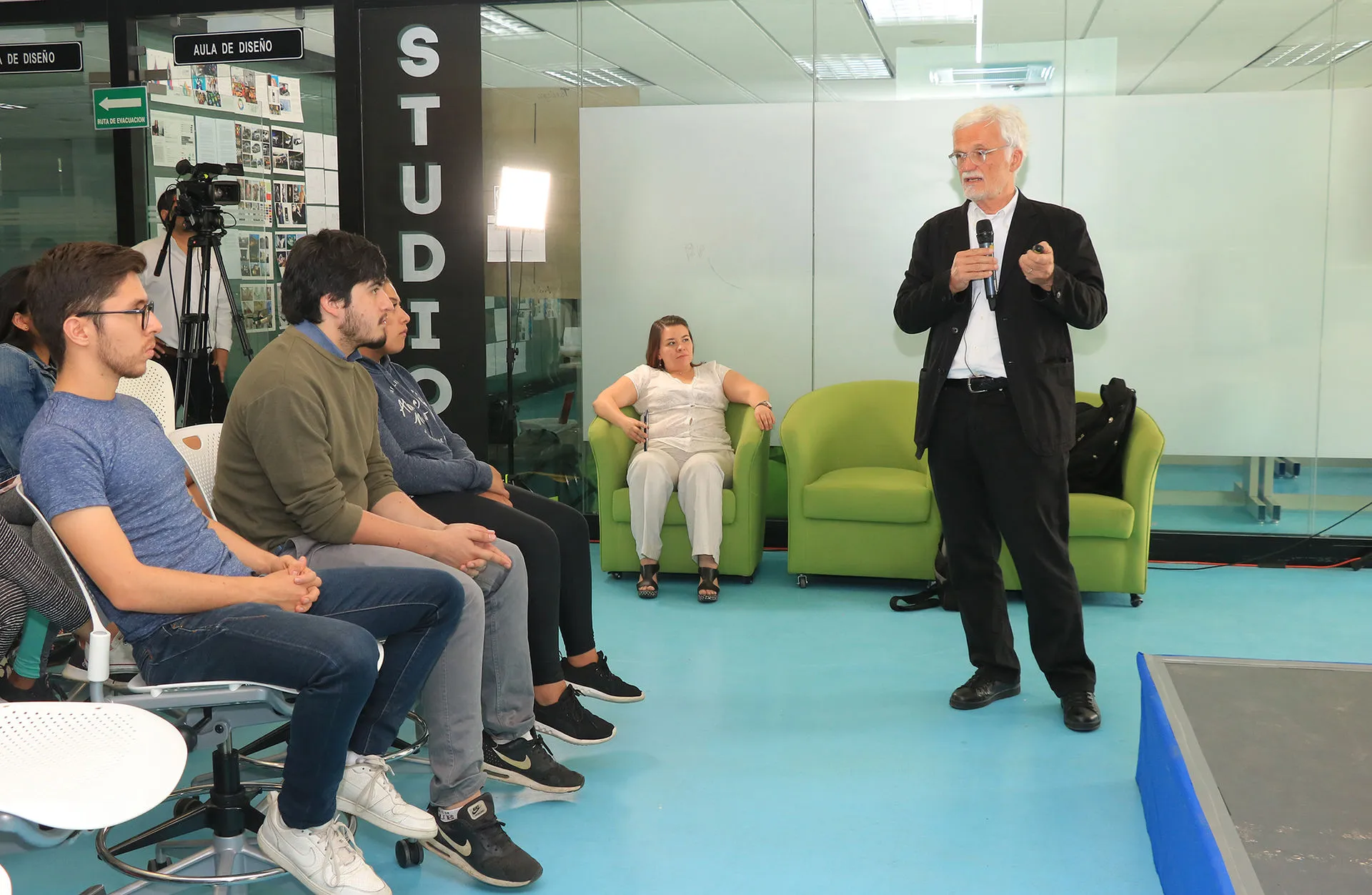 Ezio Manzini charló con estudiantes del Tec en Ciudad de México