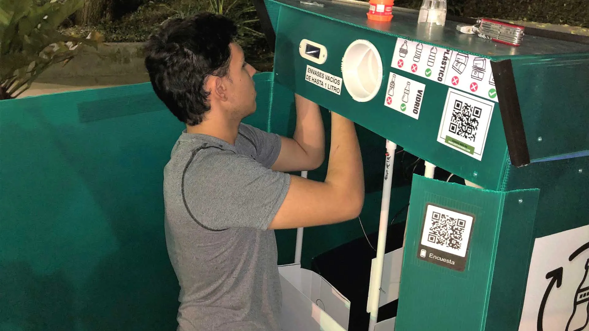 Joven mexicano de PrepaTec diseña contenedor de basura inteligente