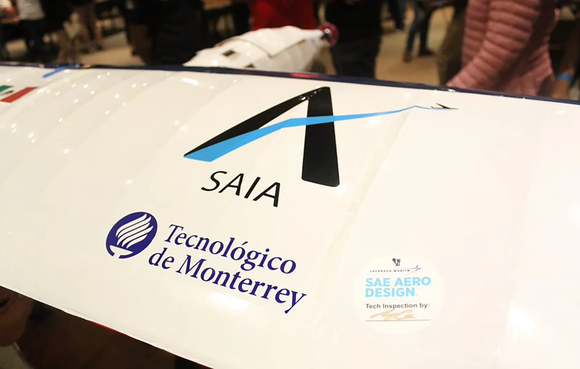 Avión creado por alumnos