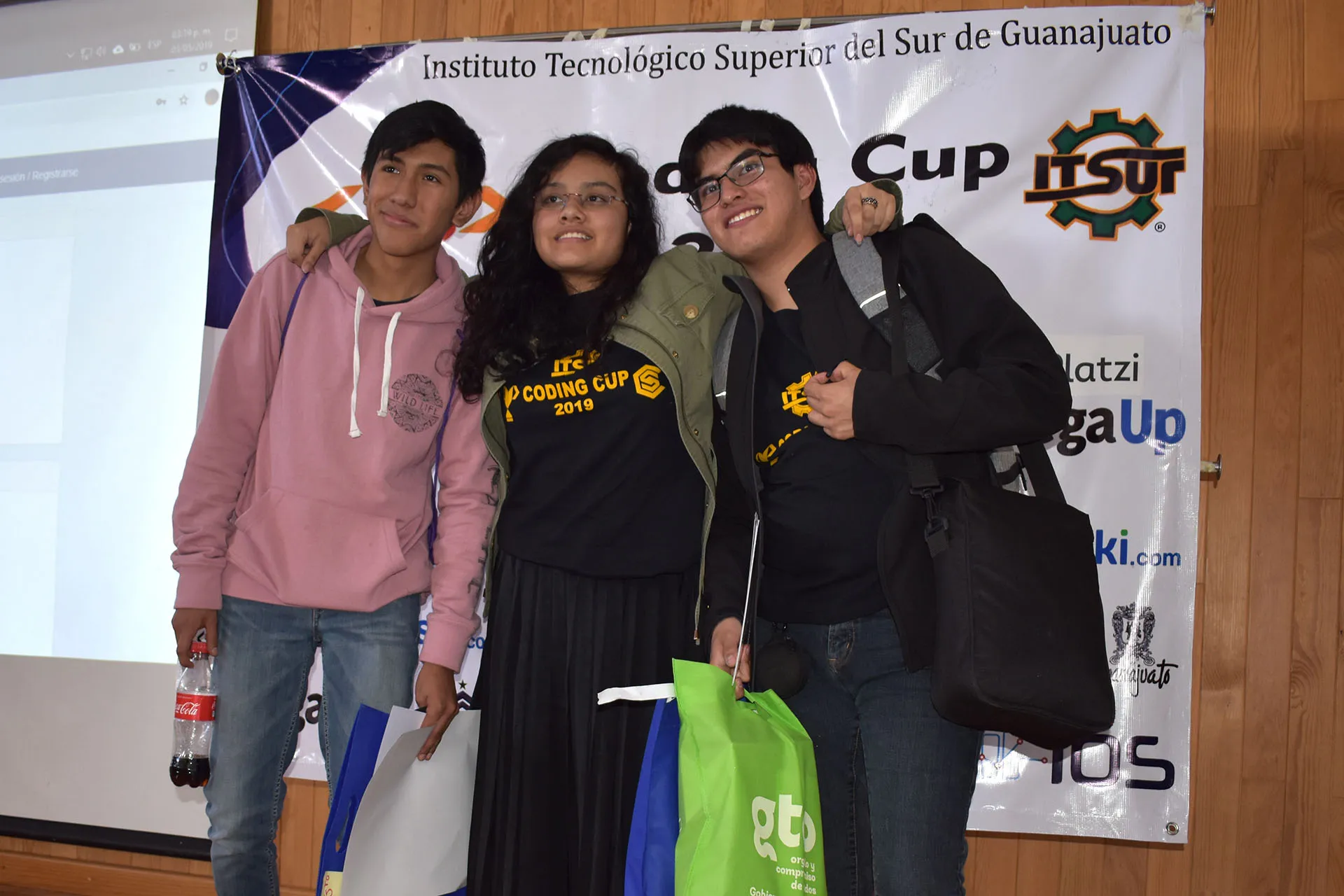 Alumnos en concurso de programación