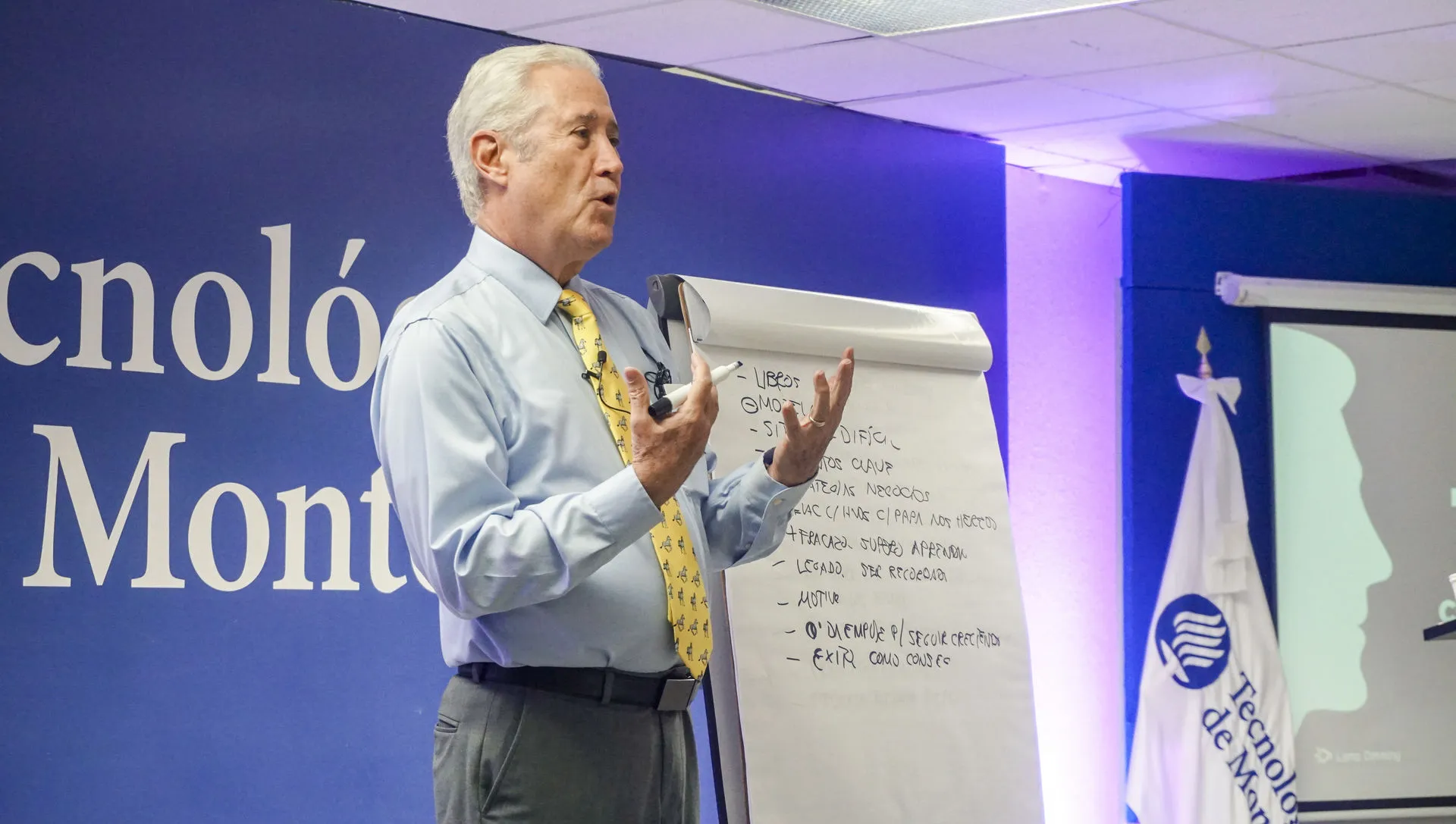 Enrique Coppel Luken respondiendo preguntas