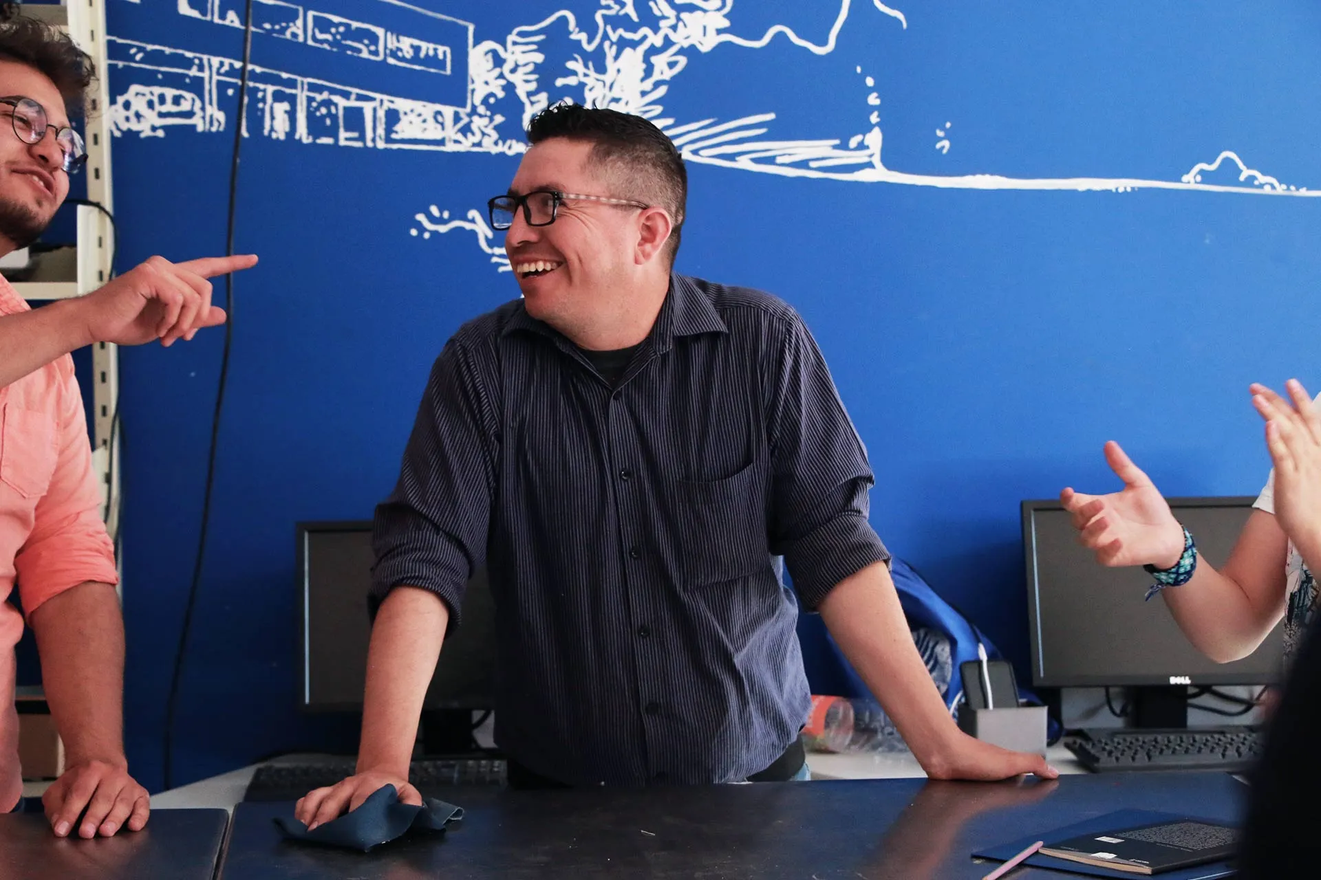 Flabio Mirelez junto a alumnos en taller de robótica