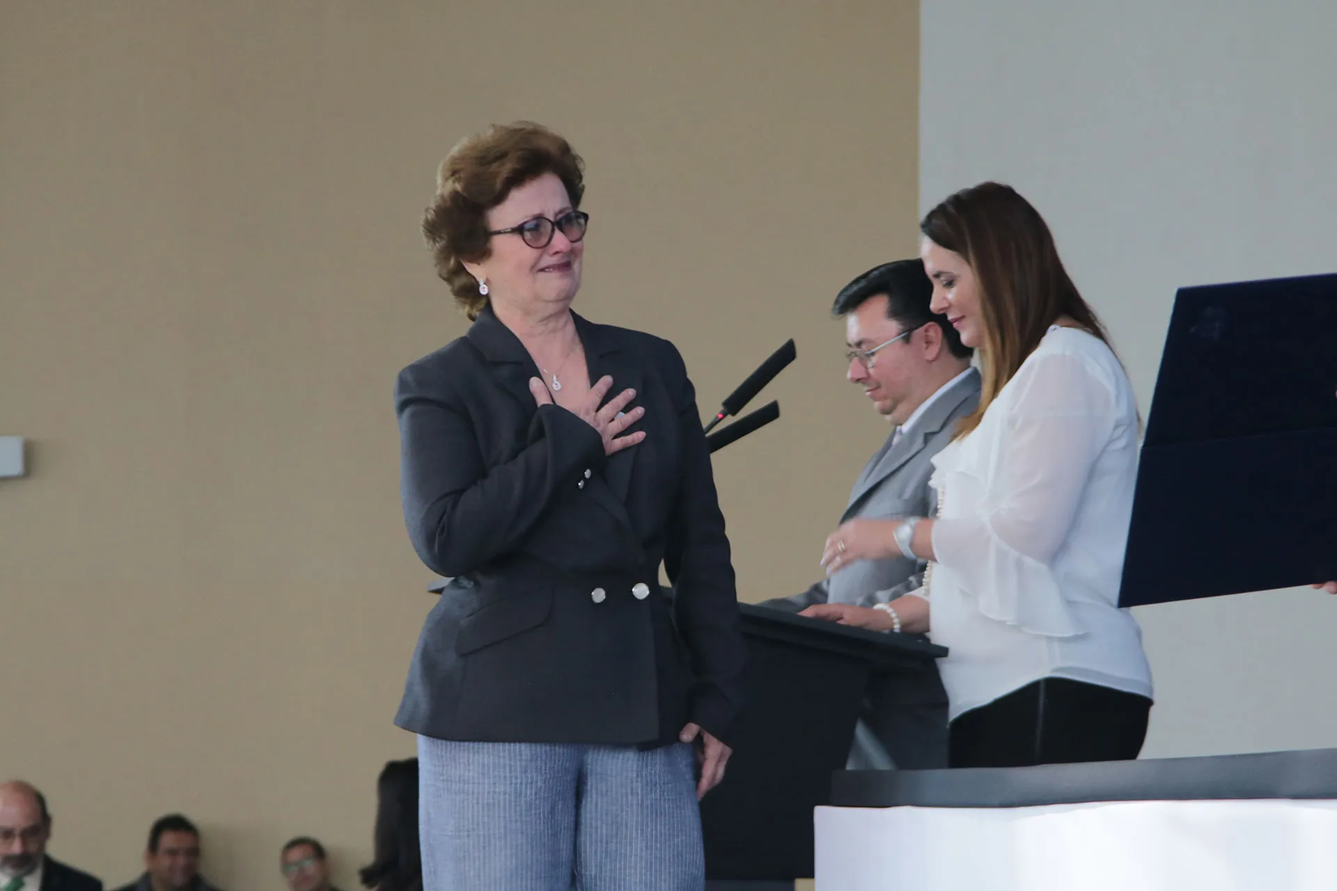 Profesora recibiendo reconocimiento