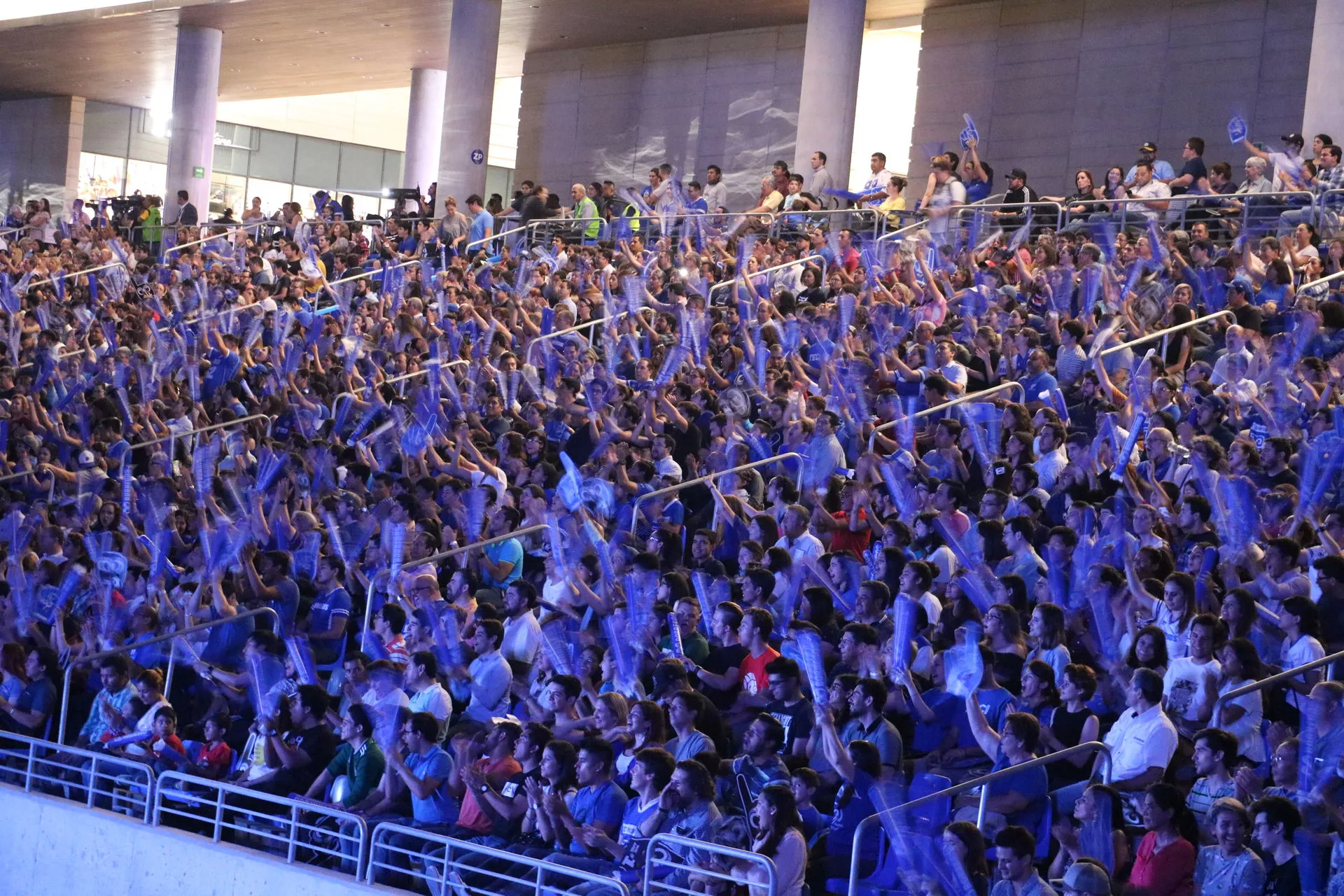 Viven con emoción la apertura del nuevo Estadio Borregos