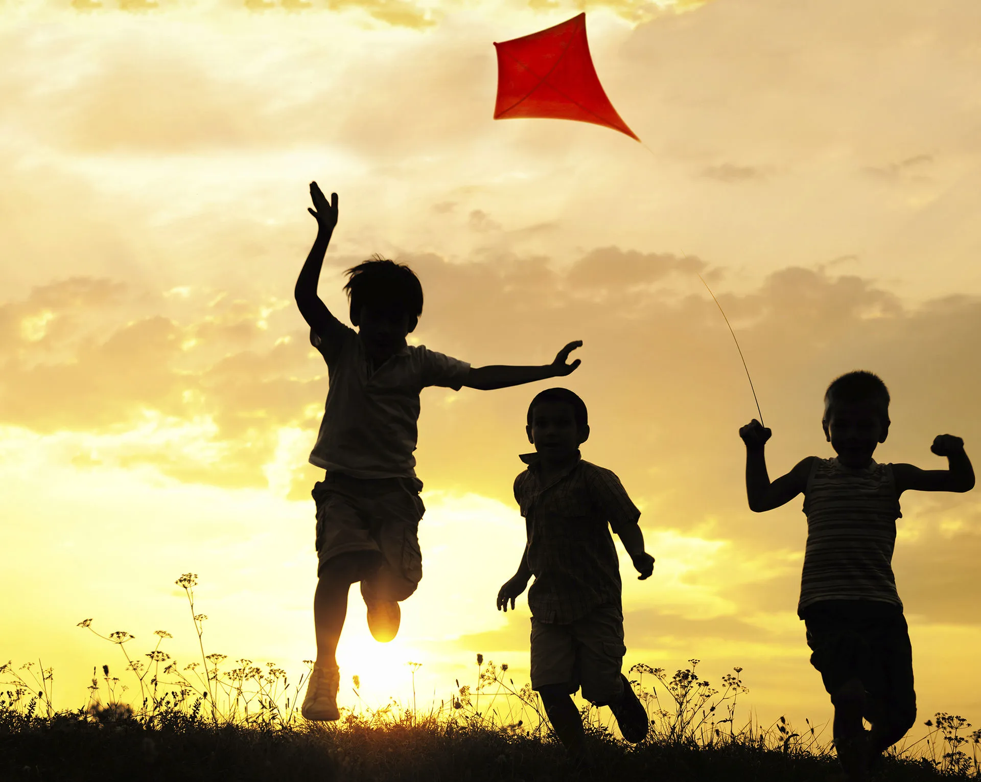 Niños jugando con un papalote