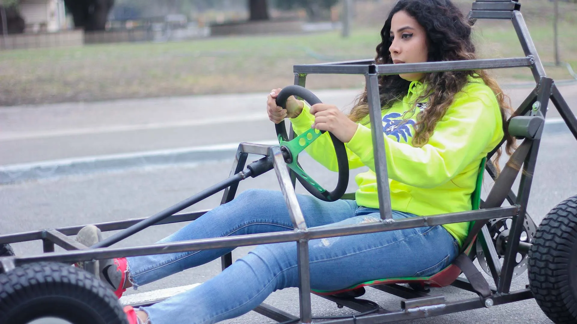 Maythe en el carro "Hulkcito"