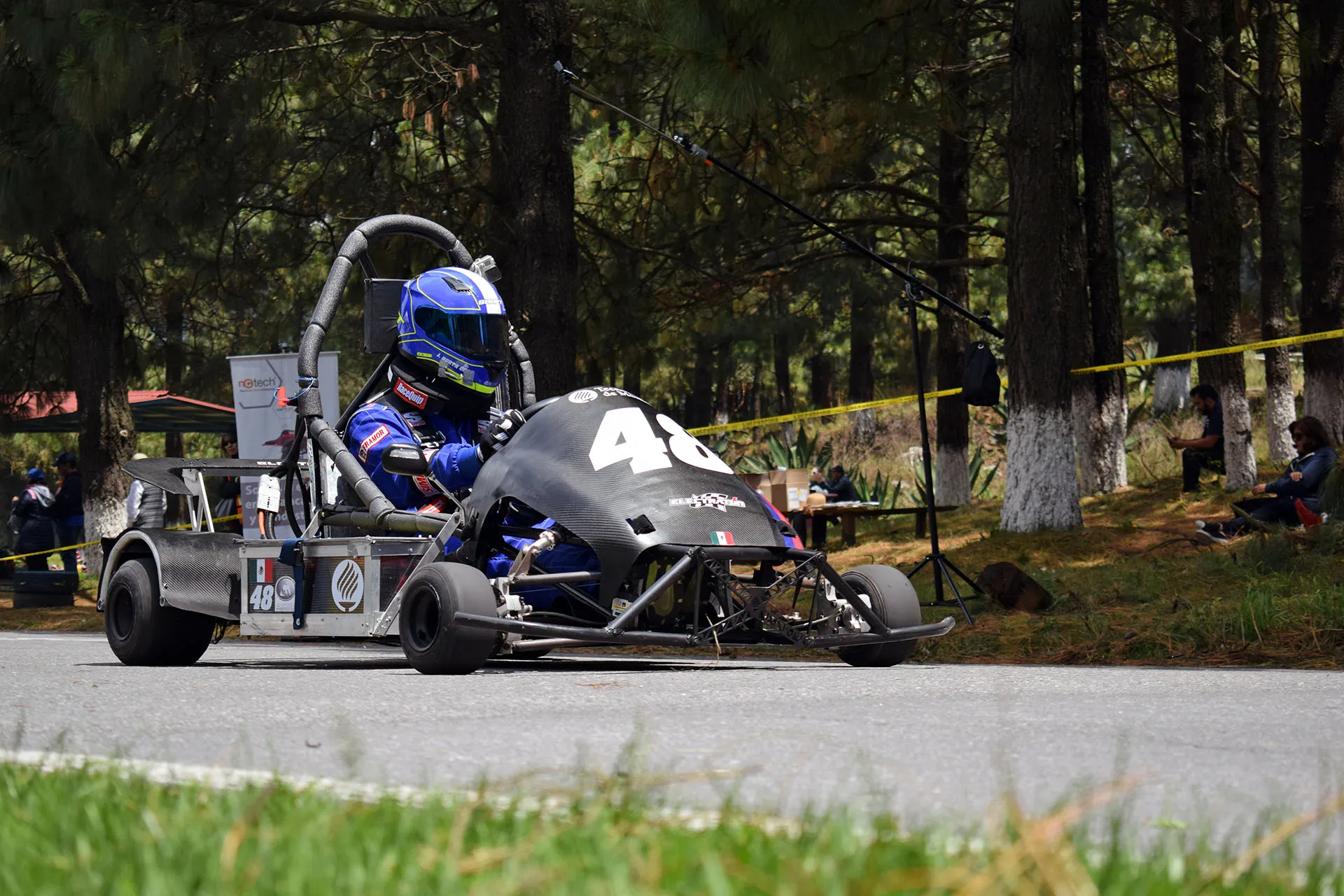 Jóvenes del Tec arman coche eléctrico