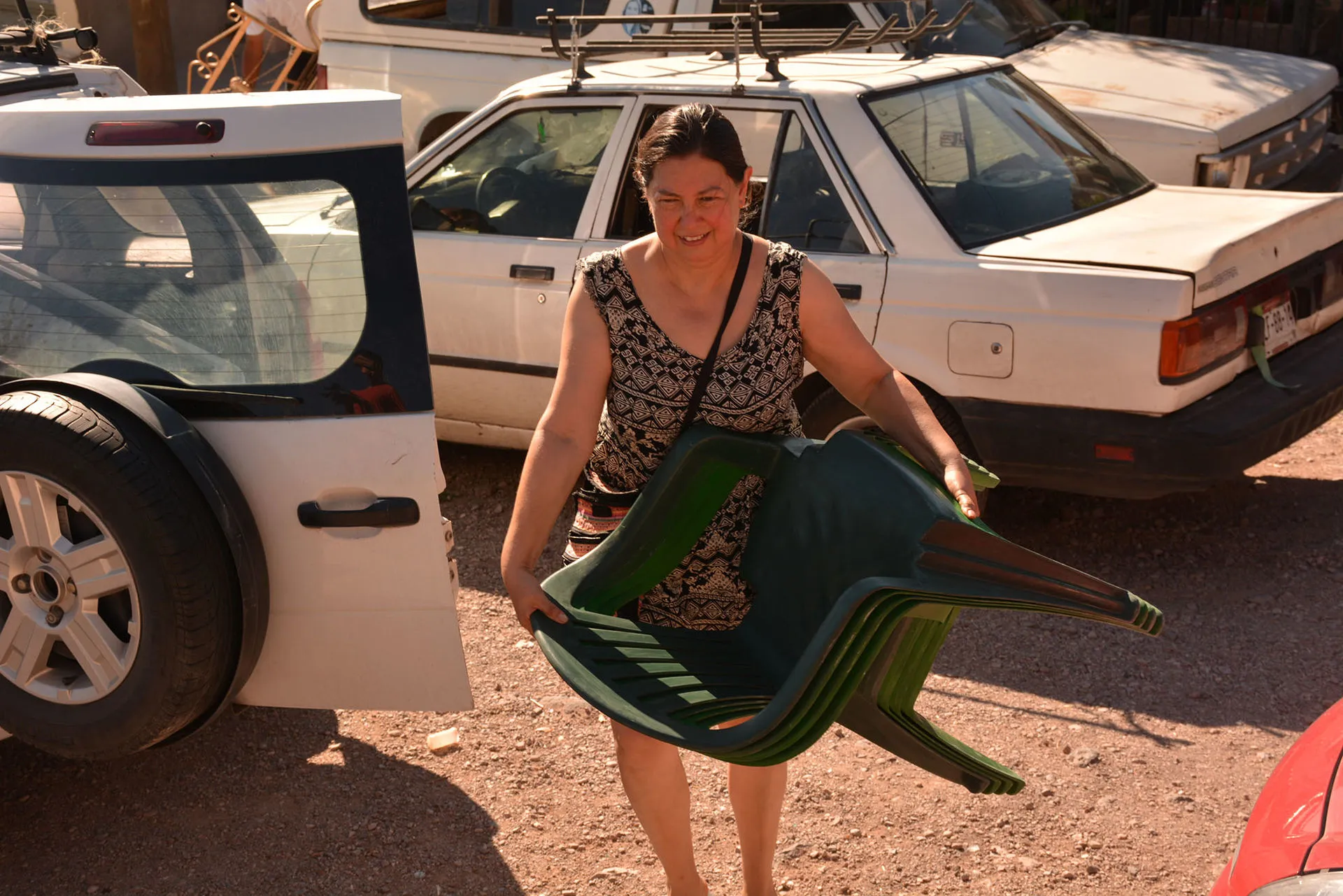 La maestra acomodando el bazar