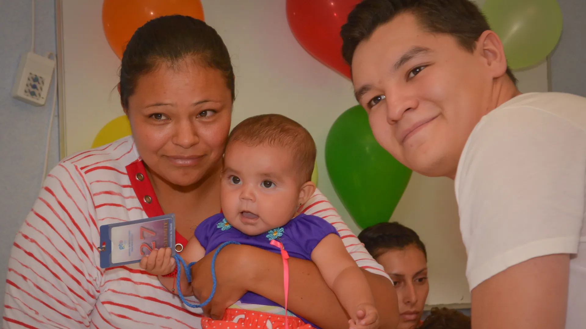 Alumno del Tec realizando donación a paciente con hiperplasia 