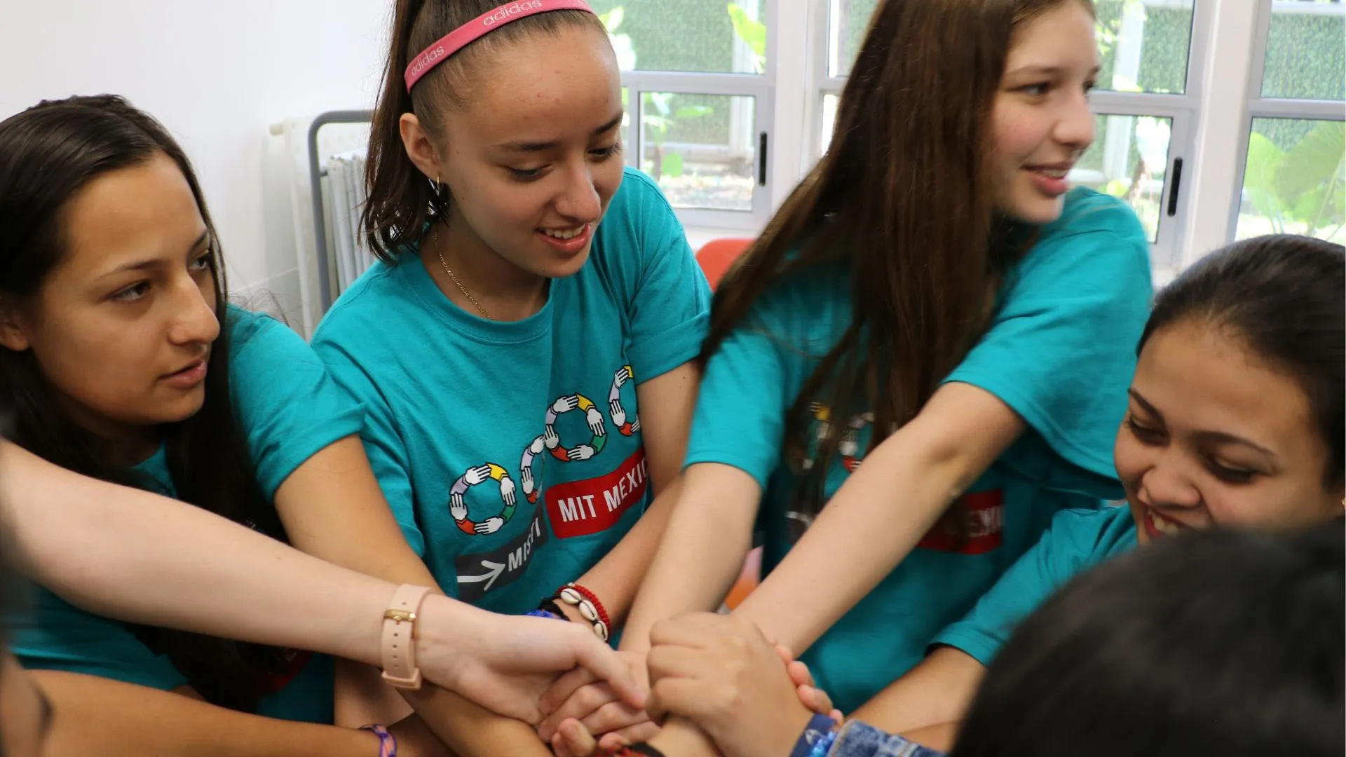 Rompen desde niñas las brechas de género en programa del Tec y MIT