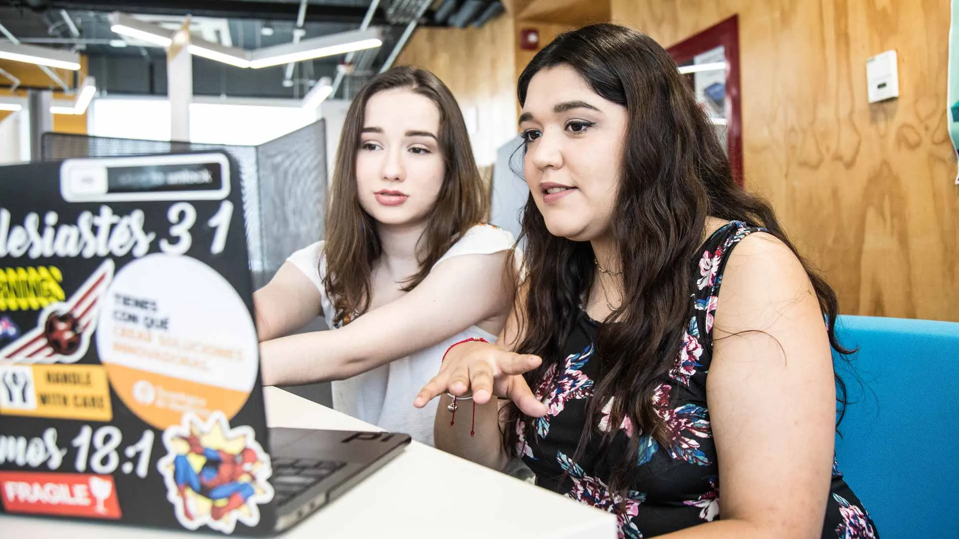 Jennifer Paz y Carol Orozco, alumnas del Tecnológico de Monterrey