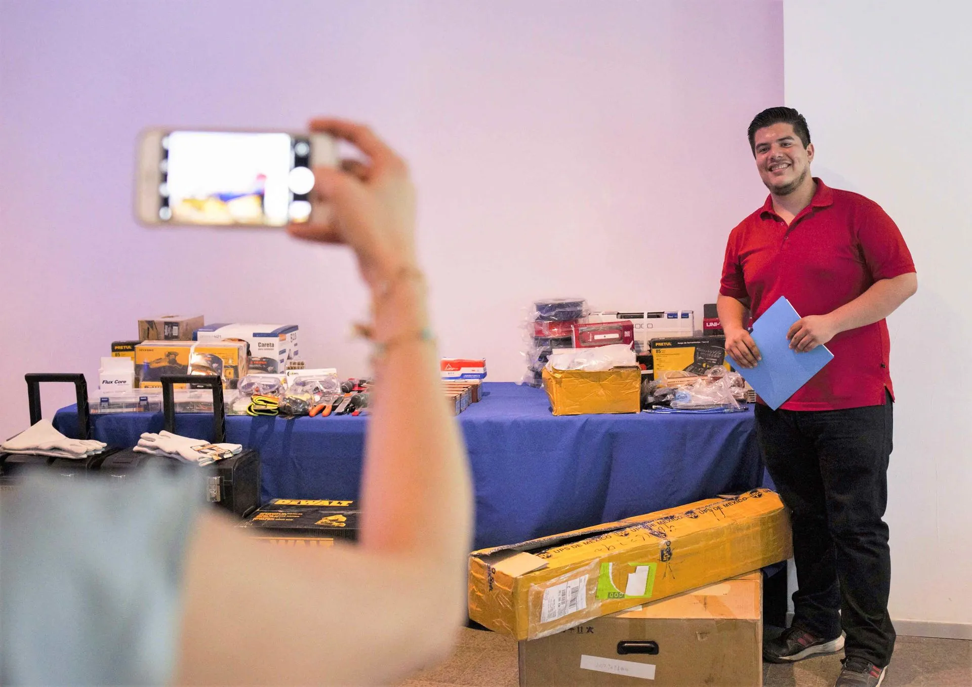 Manuel Figeroa posando junto a su donativo