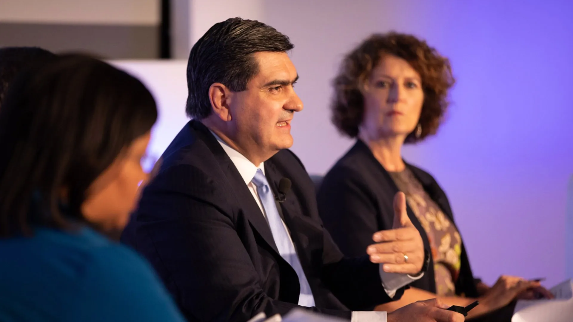 David Garza, rector del Tec participó en un debate.