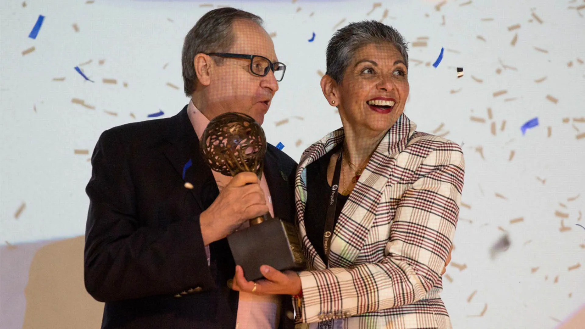 Reyna Martínez recibe premio Profesora Inspiradora de PrepaTec a nivel nacional