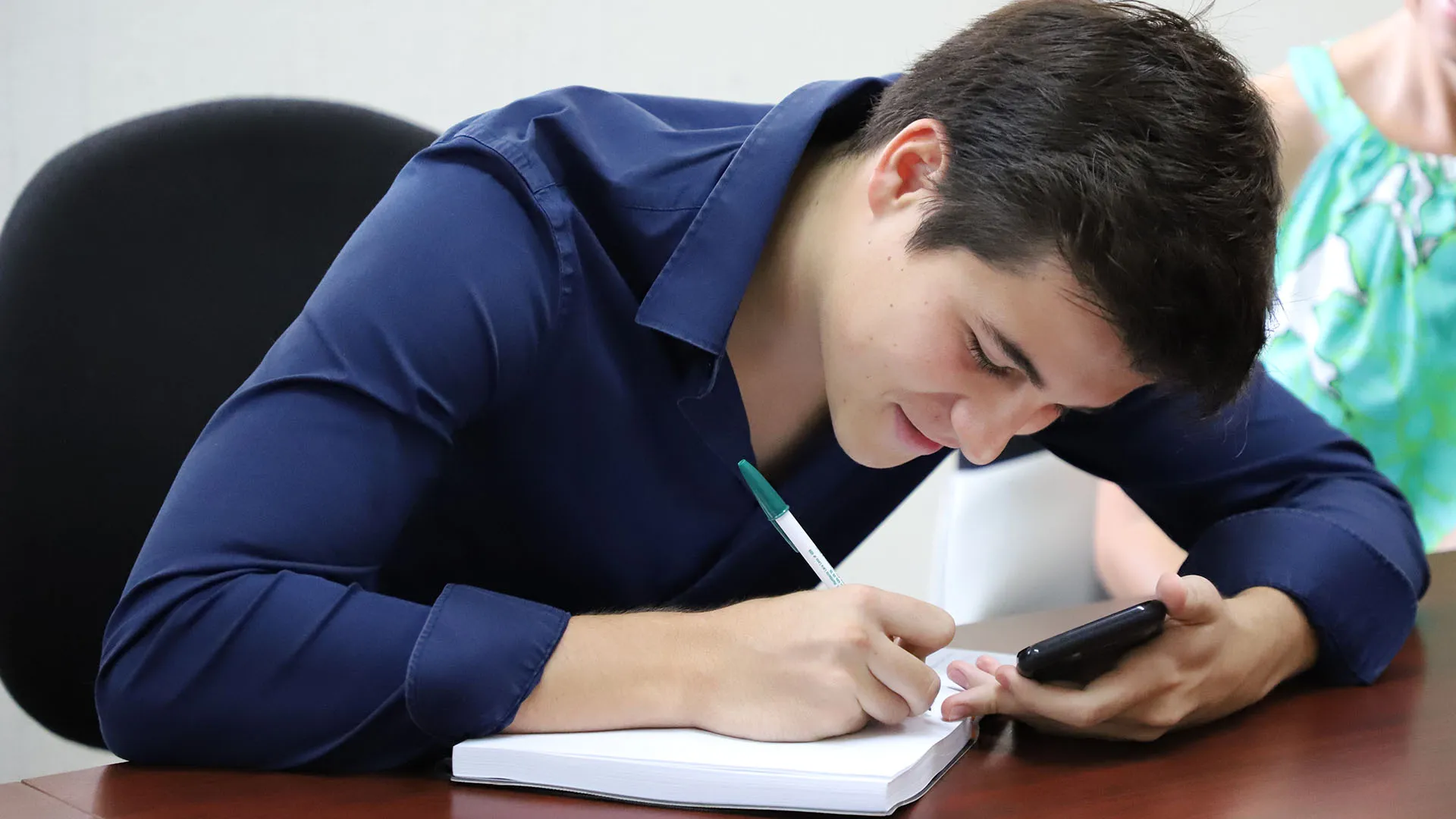 Con proyecto sobre platos biodegradables gana Beca de Emprendimiento