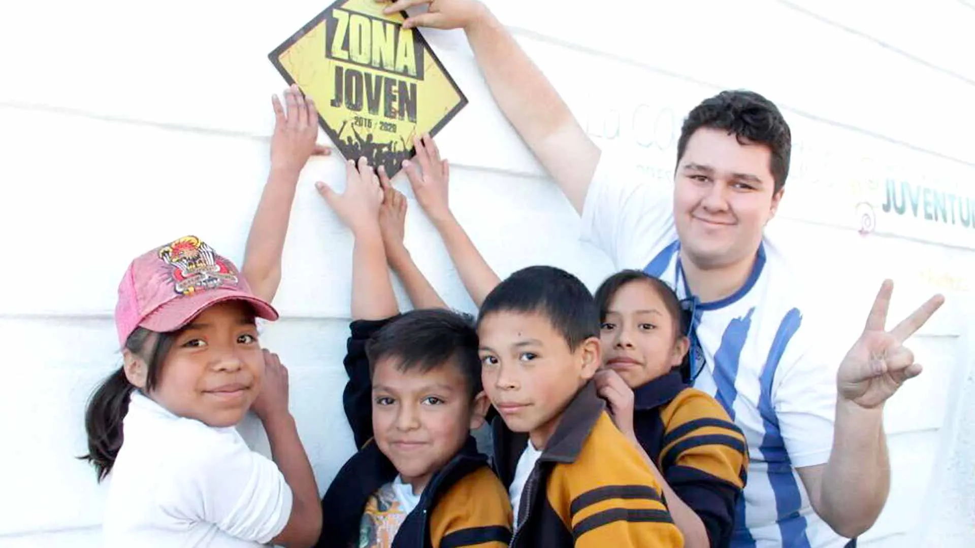 Arturo Rivera convive con niños y jóvenes de Pachuca