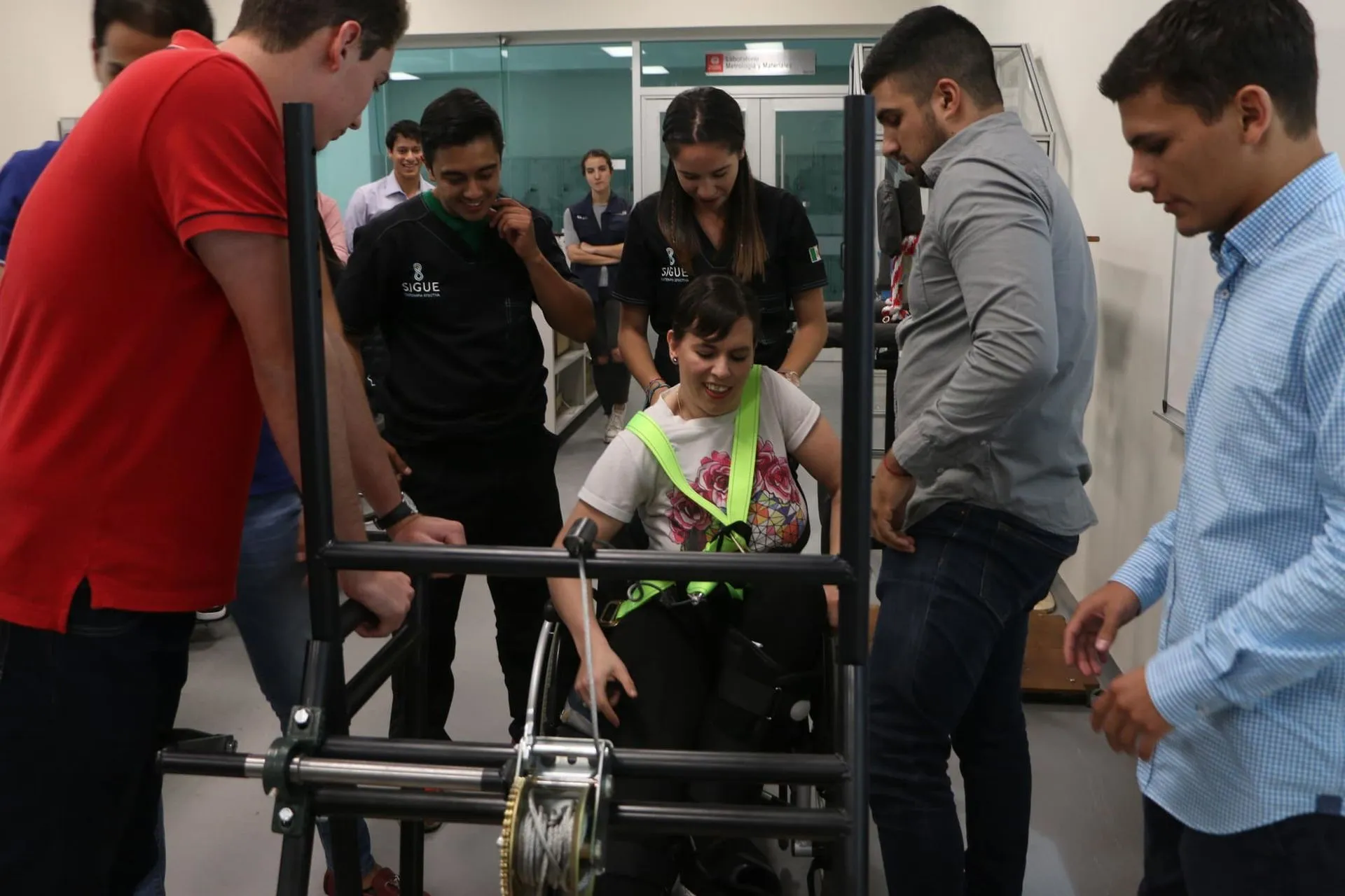 Así ayudaron ingenieros del Tec a levantarse a personas con parálisis