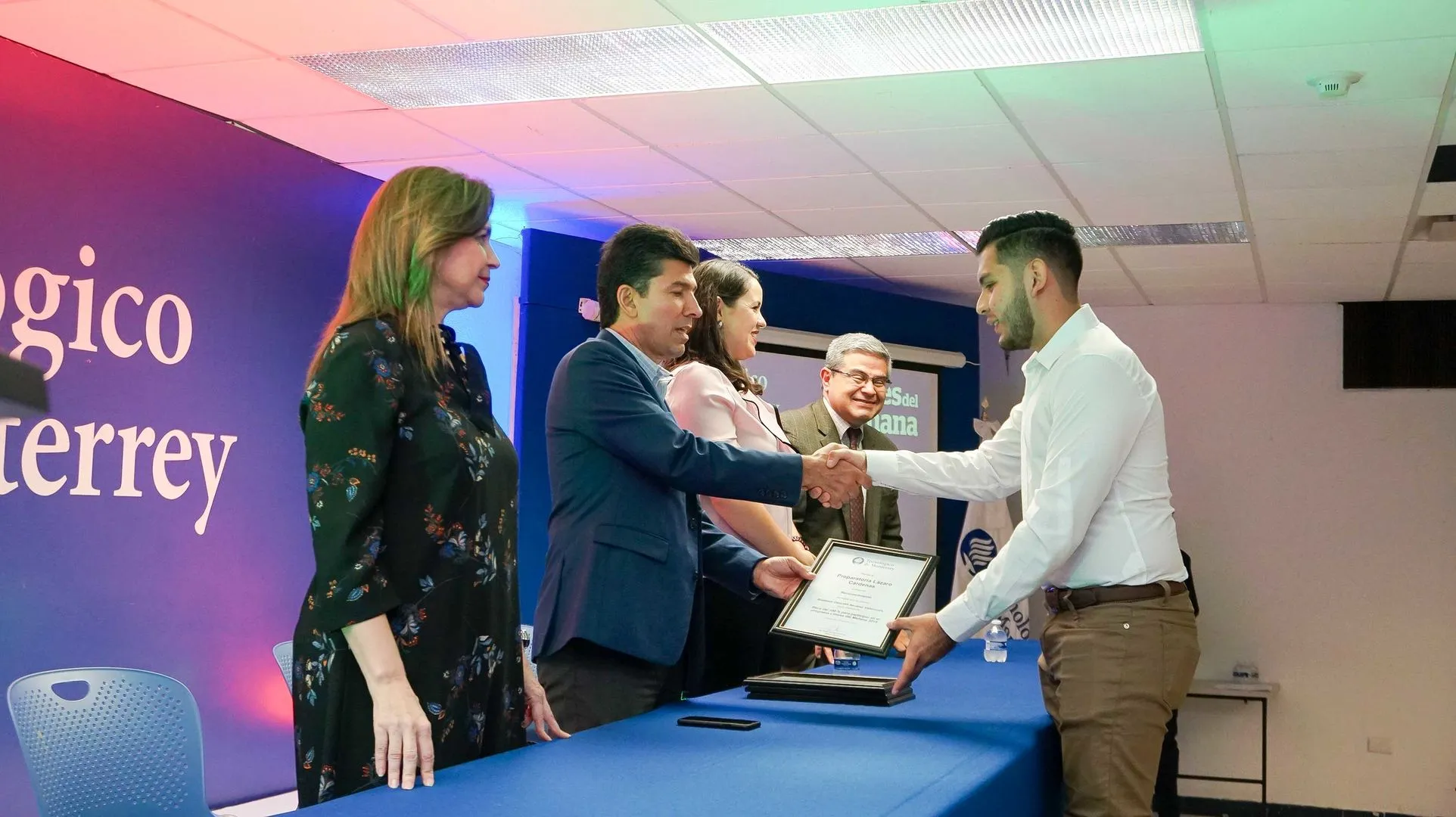 Blademir recibiendo su constancia como Líder del Mañana