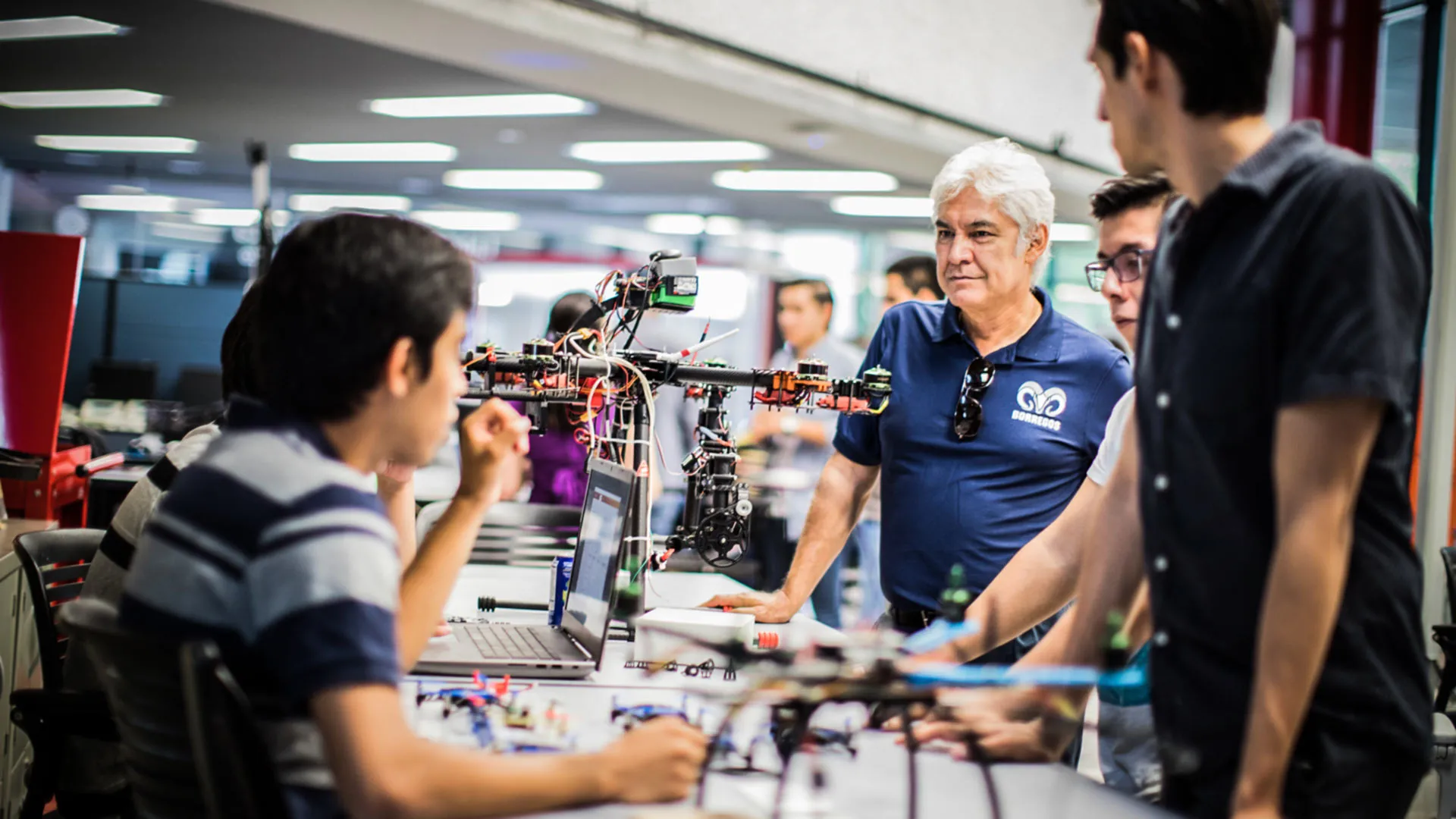 Profesor con alumnos en clase de drones
