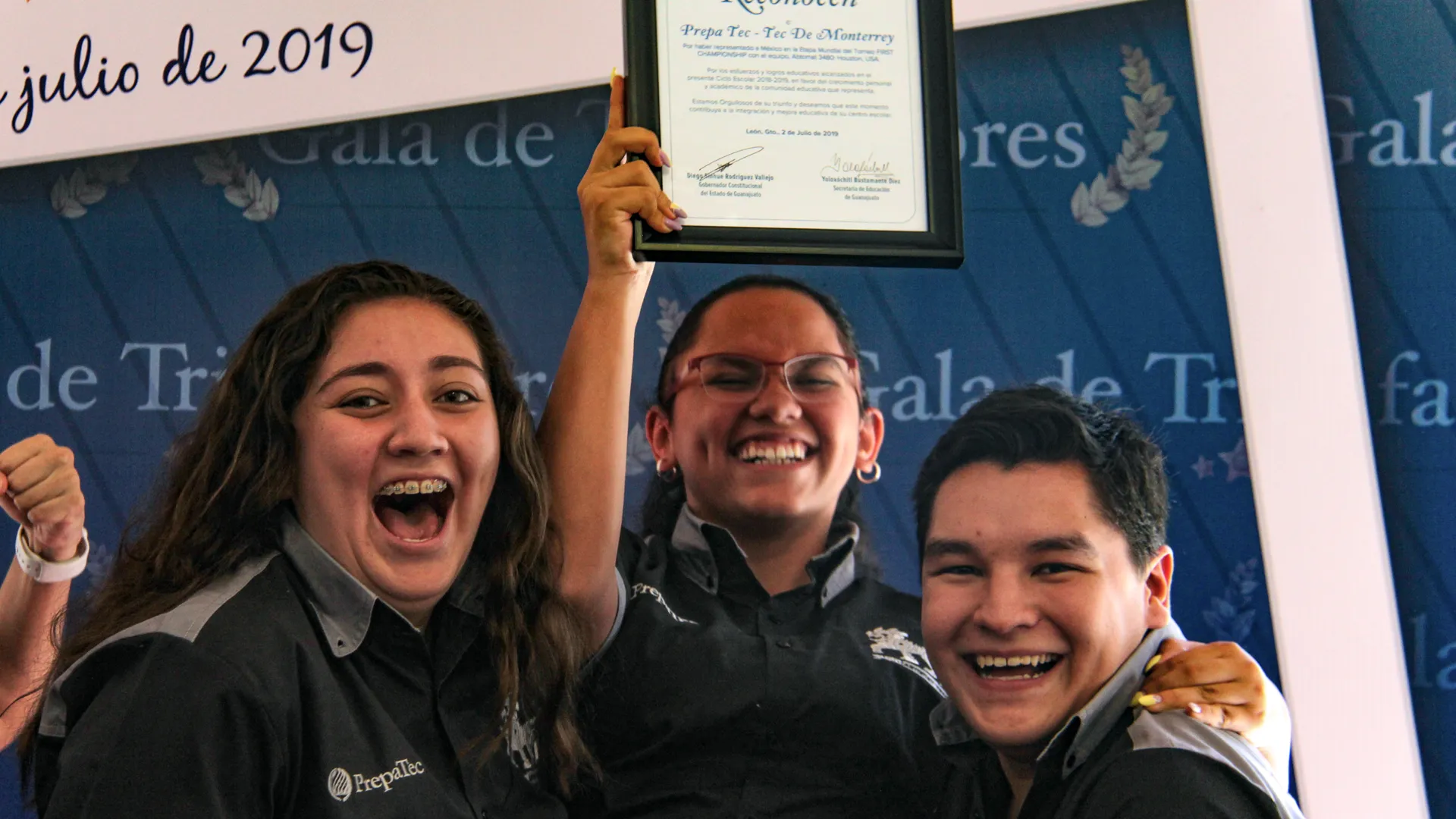 Alumnos de PrepaTec León reconocidos por su participación en robótica