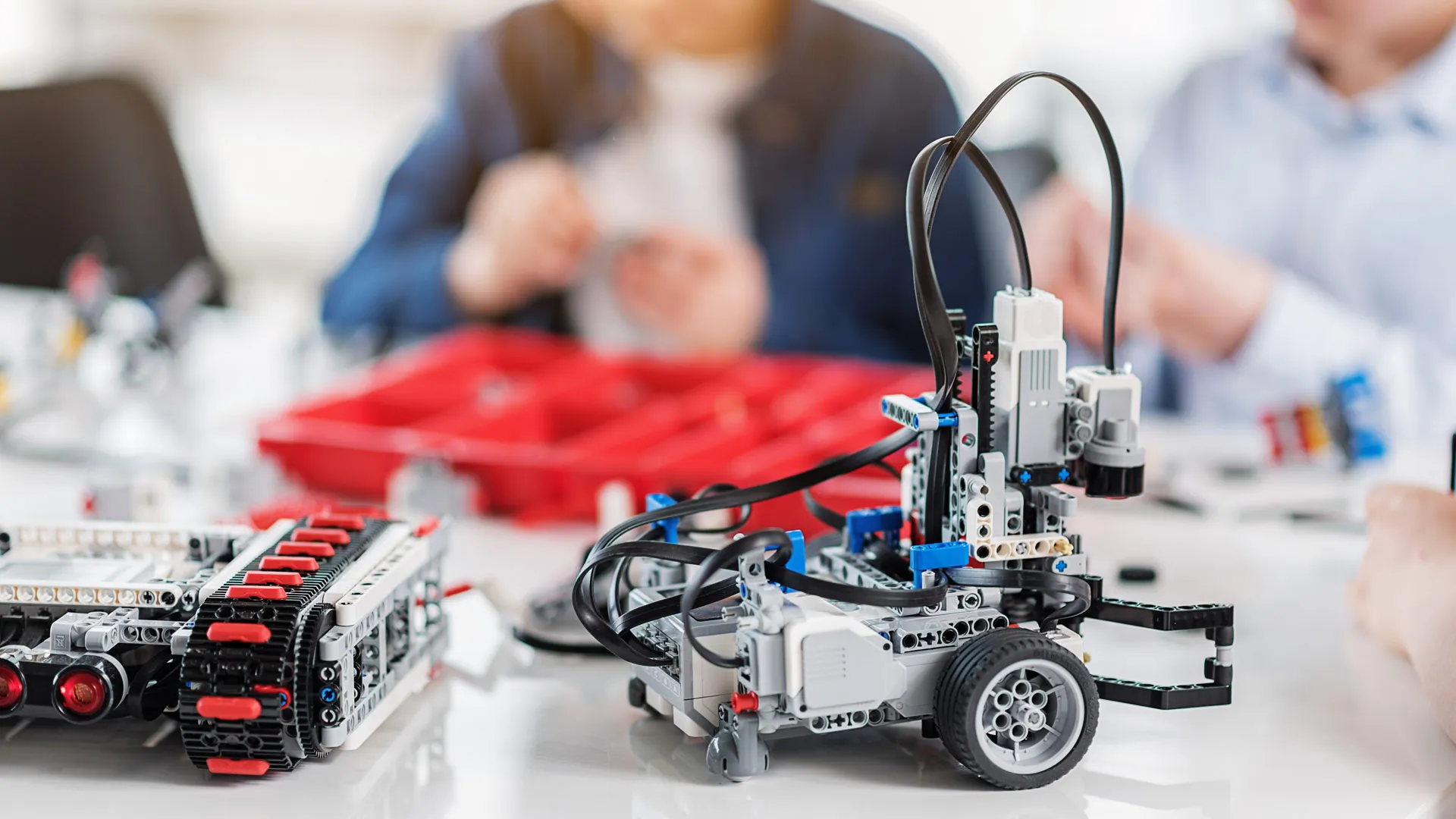 Lleva RobotiX a las escuelas públicas y privadas cursos y experiencias de tecnología.