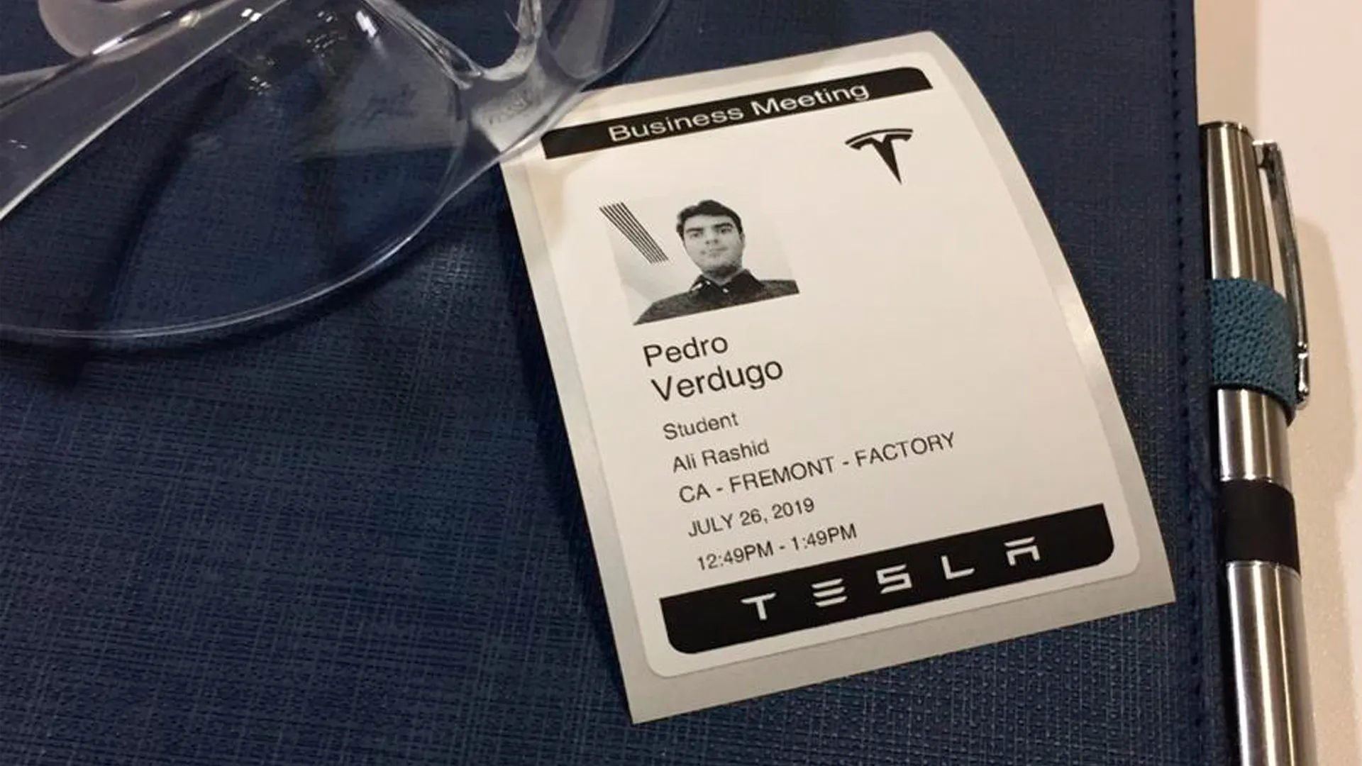 Gafete de Pedro Verdugo durante su visita a Tesla