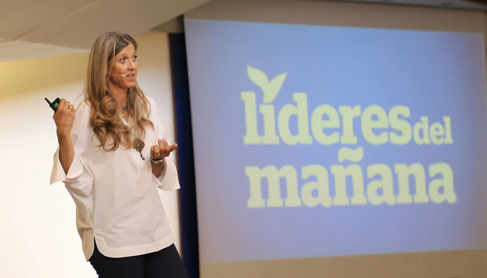 alpinista mexicana dando conferencia