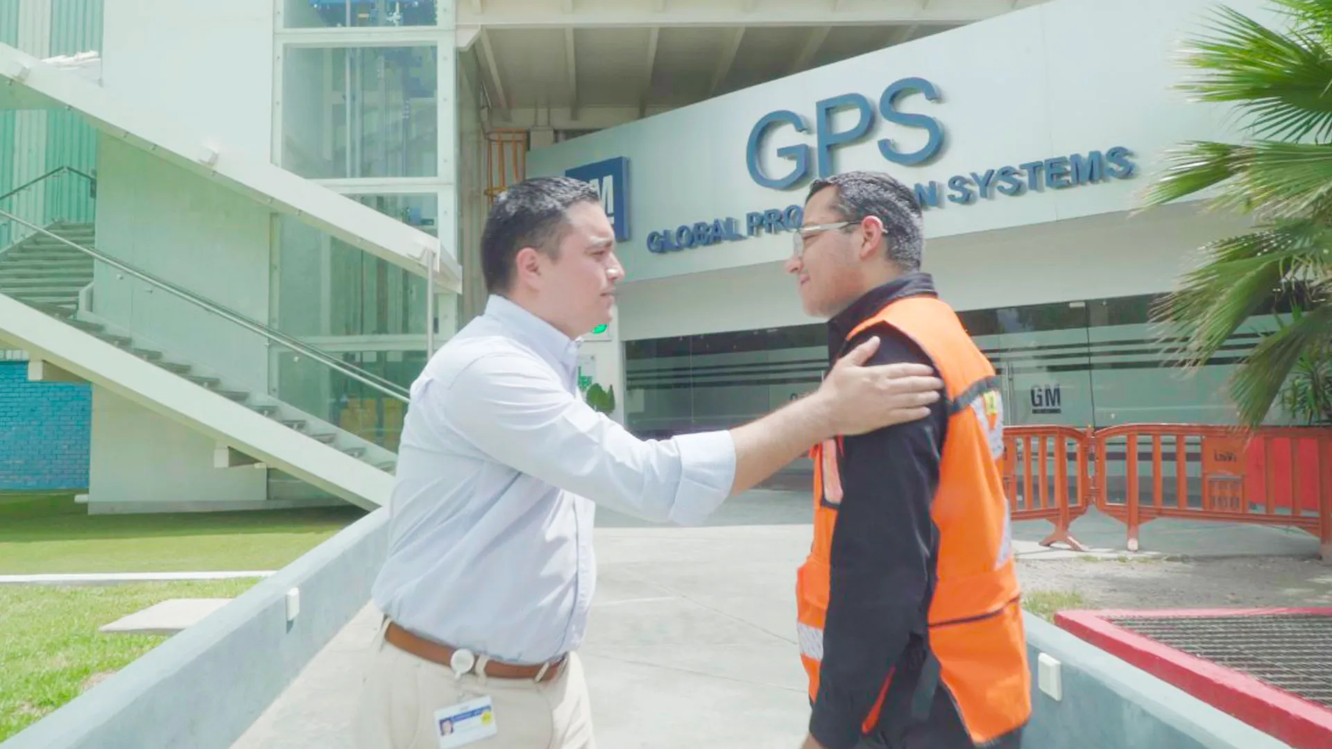 Emmanuel Cerda saludando a trabajador de GM