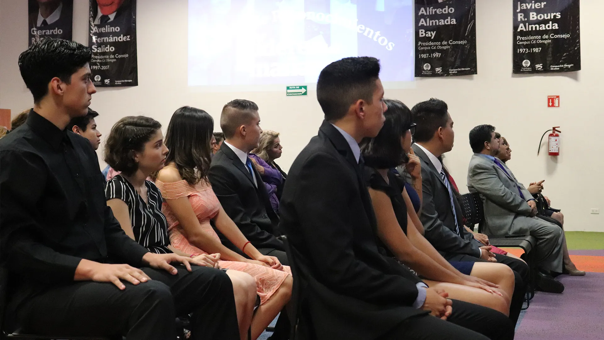 Líderes escuchando las palabras