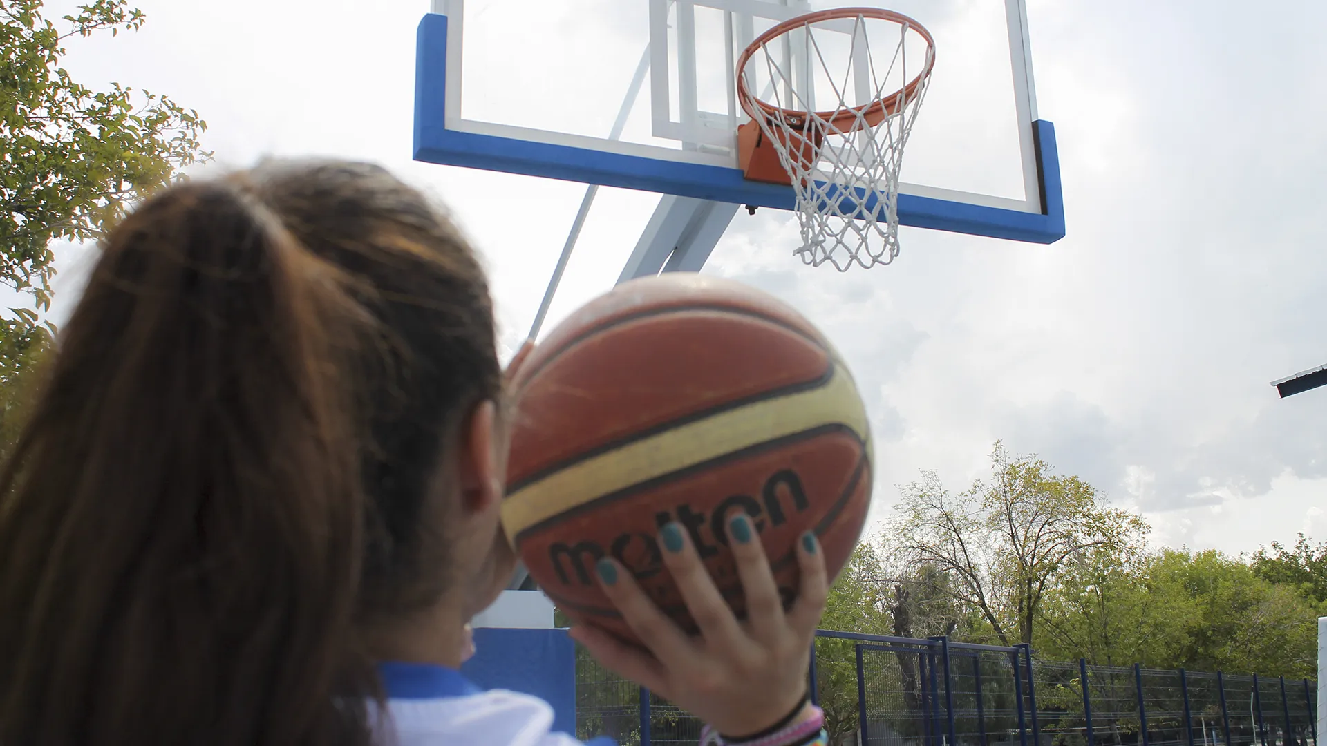Andrea a punto de tirar una canasta.