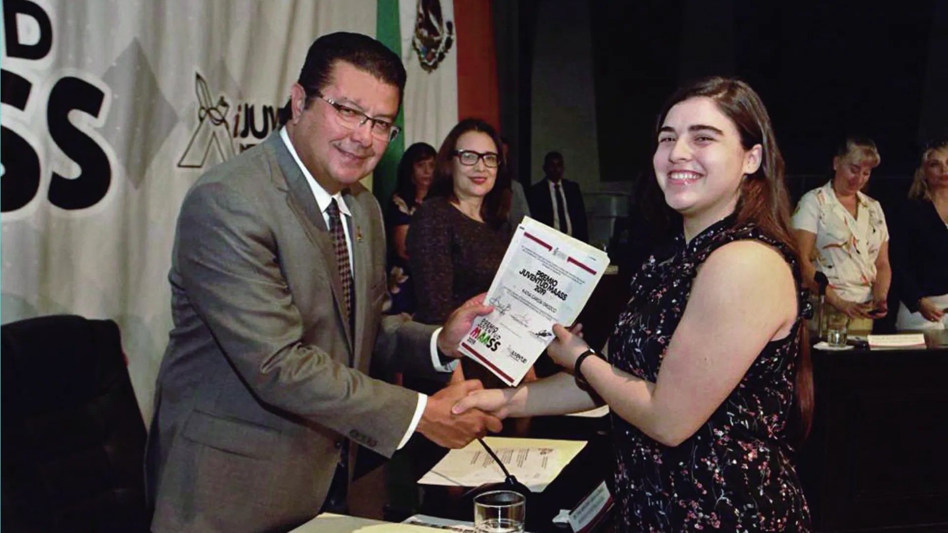 Katia recibiendo el premio. 