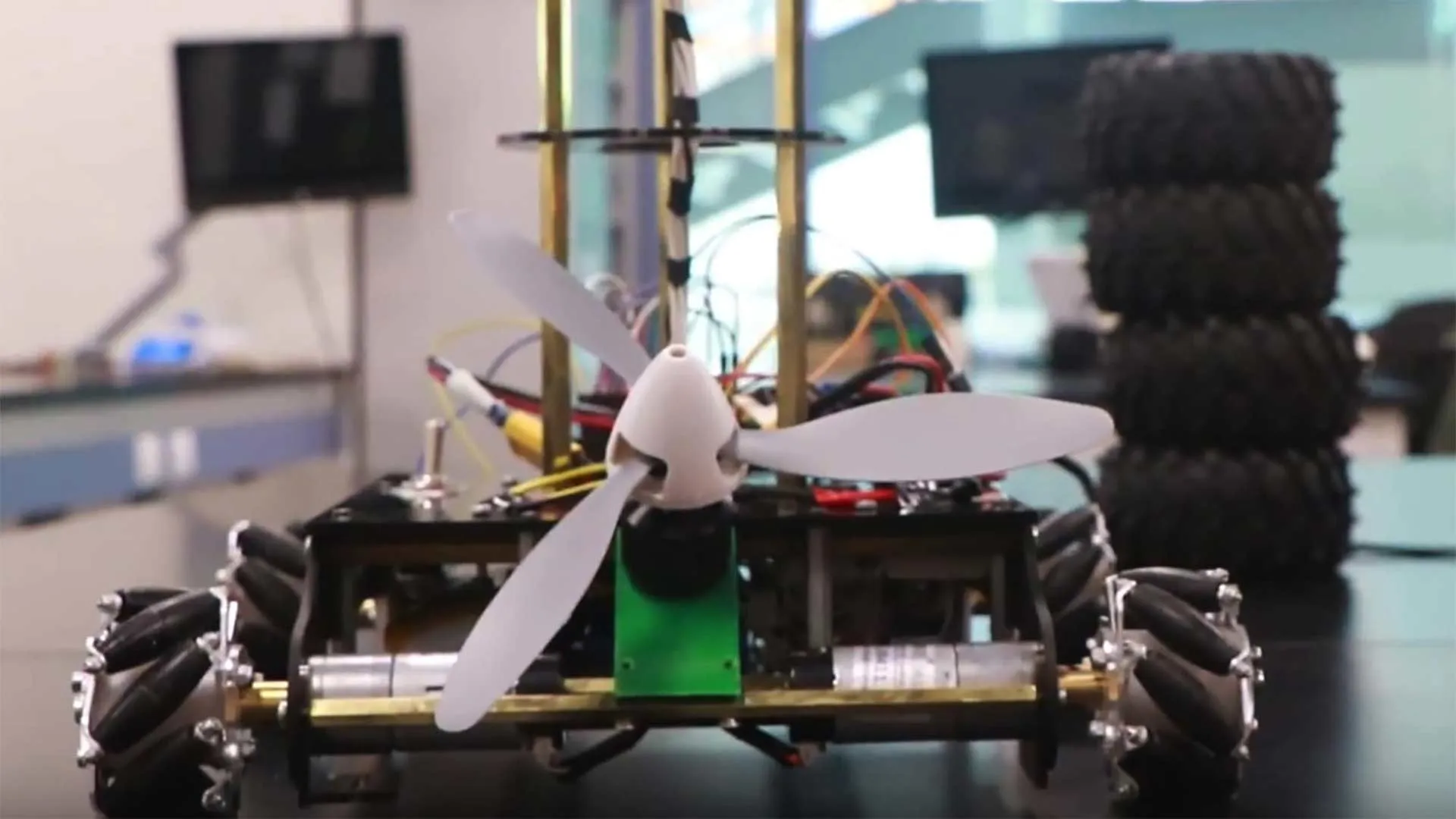 Robot tapatío llegó a China a representar a México y al Tec