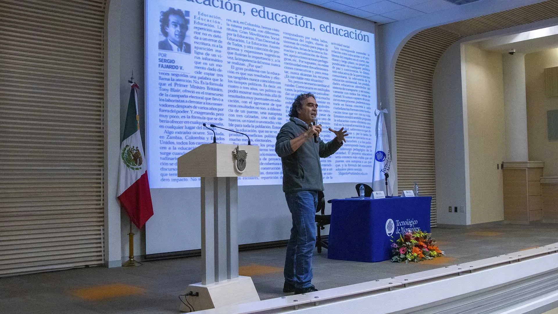 Sergio Fajardo en charla con los estudiantes del Tec de Monterrey campus Toluca
