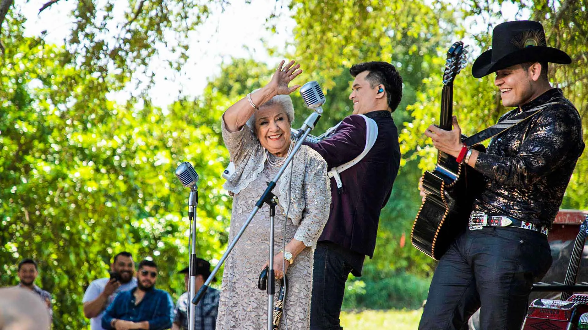 Doña Irma Silva y el grupo norteño Buyuchek están nominados al Latin Grammy
