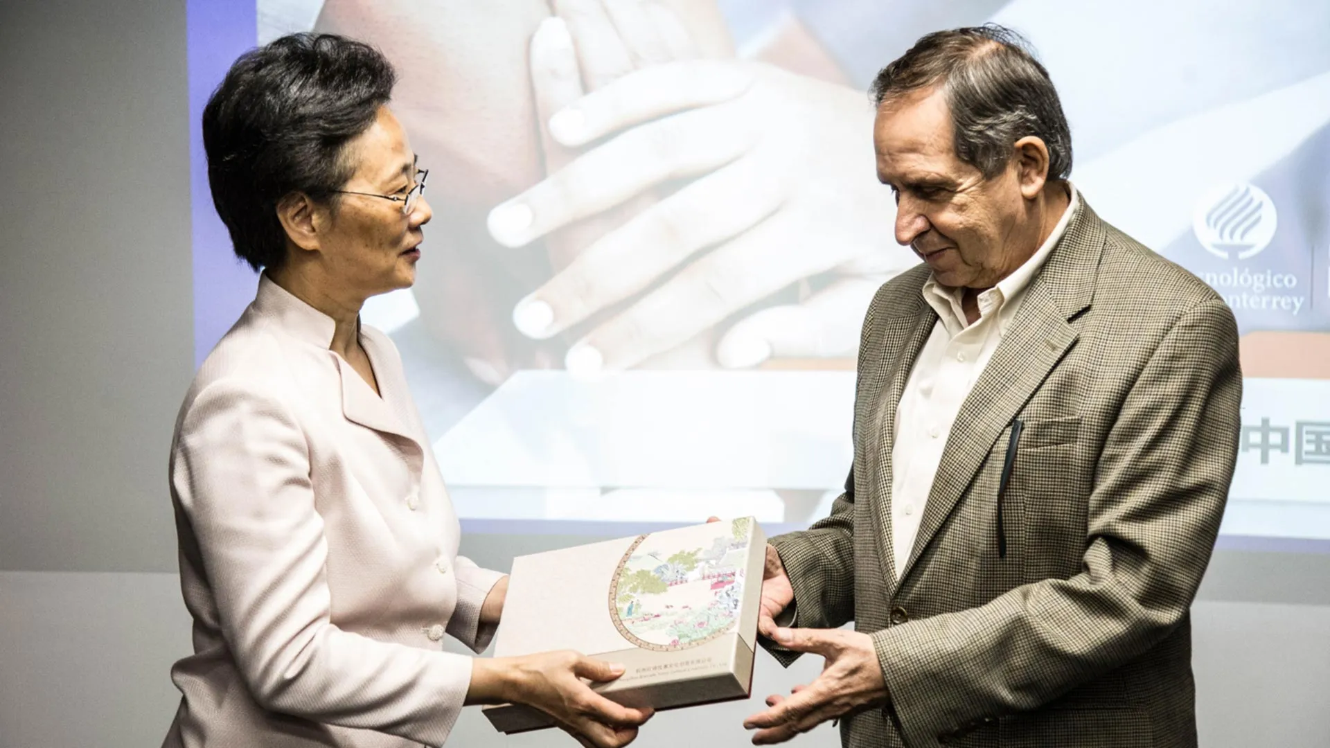 Salvador Alva y Liang Liming, saludando